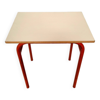 40 Yellow, red school desks and desks from the 80s/90s