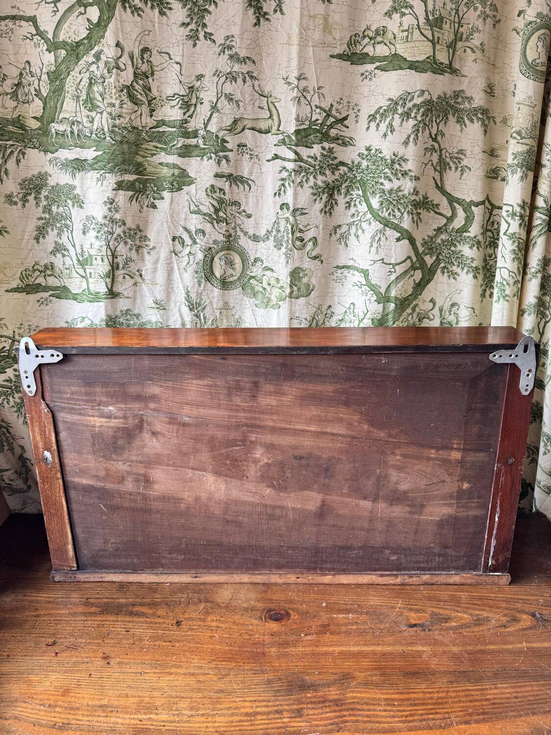 Elegant Victorian mahogany wall shelf. Late 19th century.