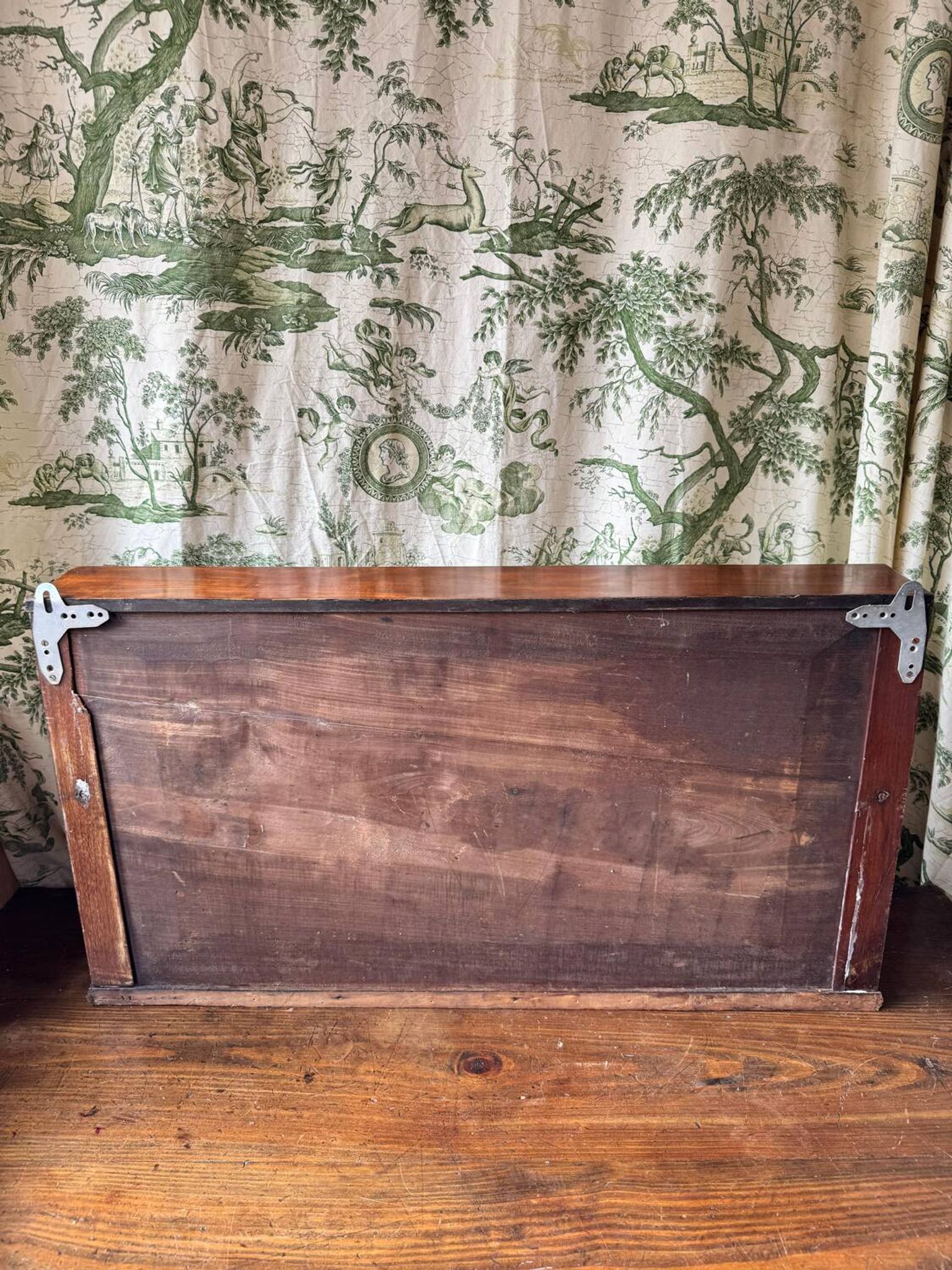 Elégante étagère murale victorienne en acajou. Fin XIXe