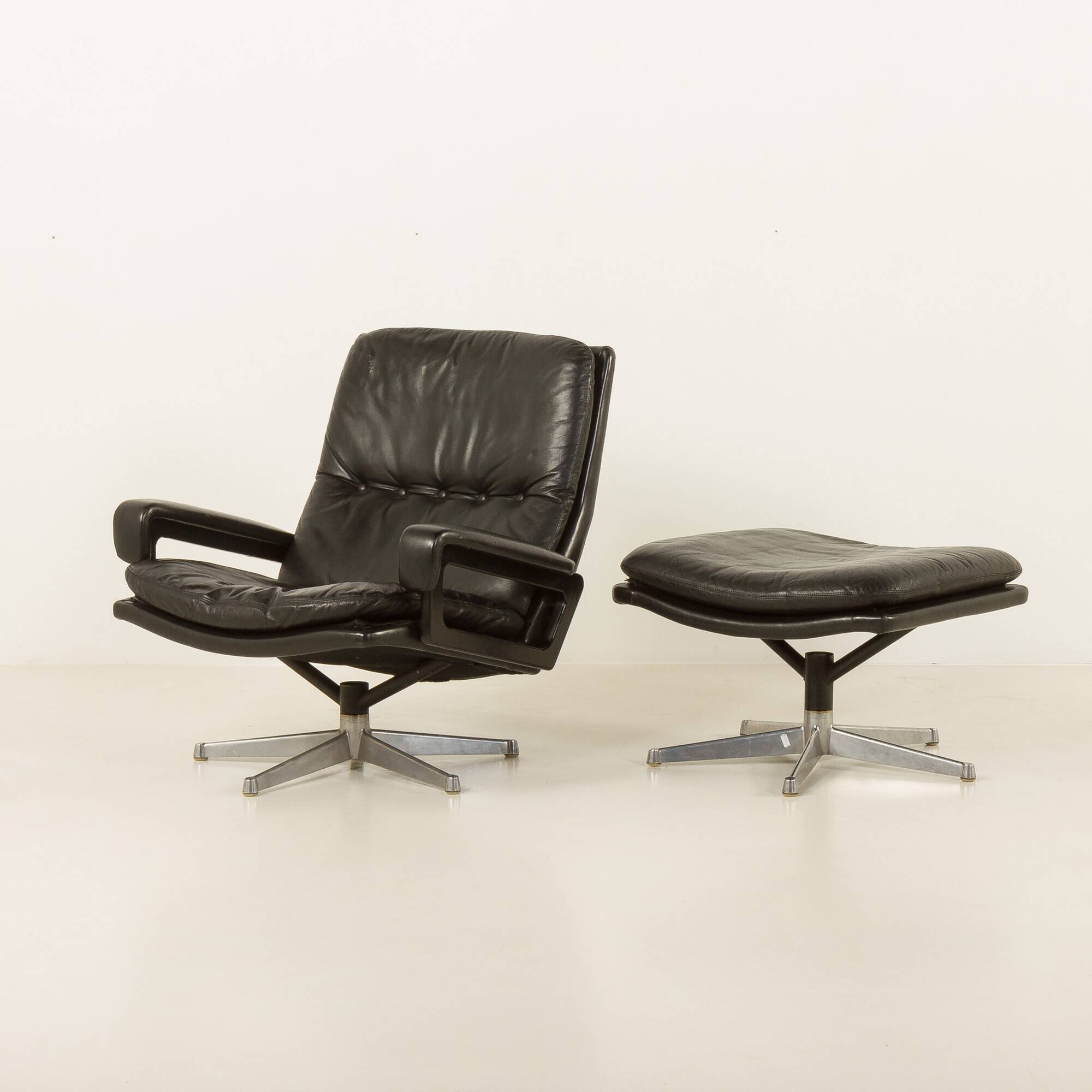 Fauteuil lounge vintage avec tabouret par André Vandenbrouck