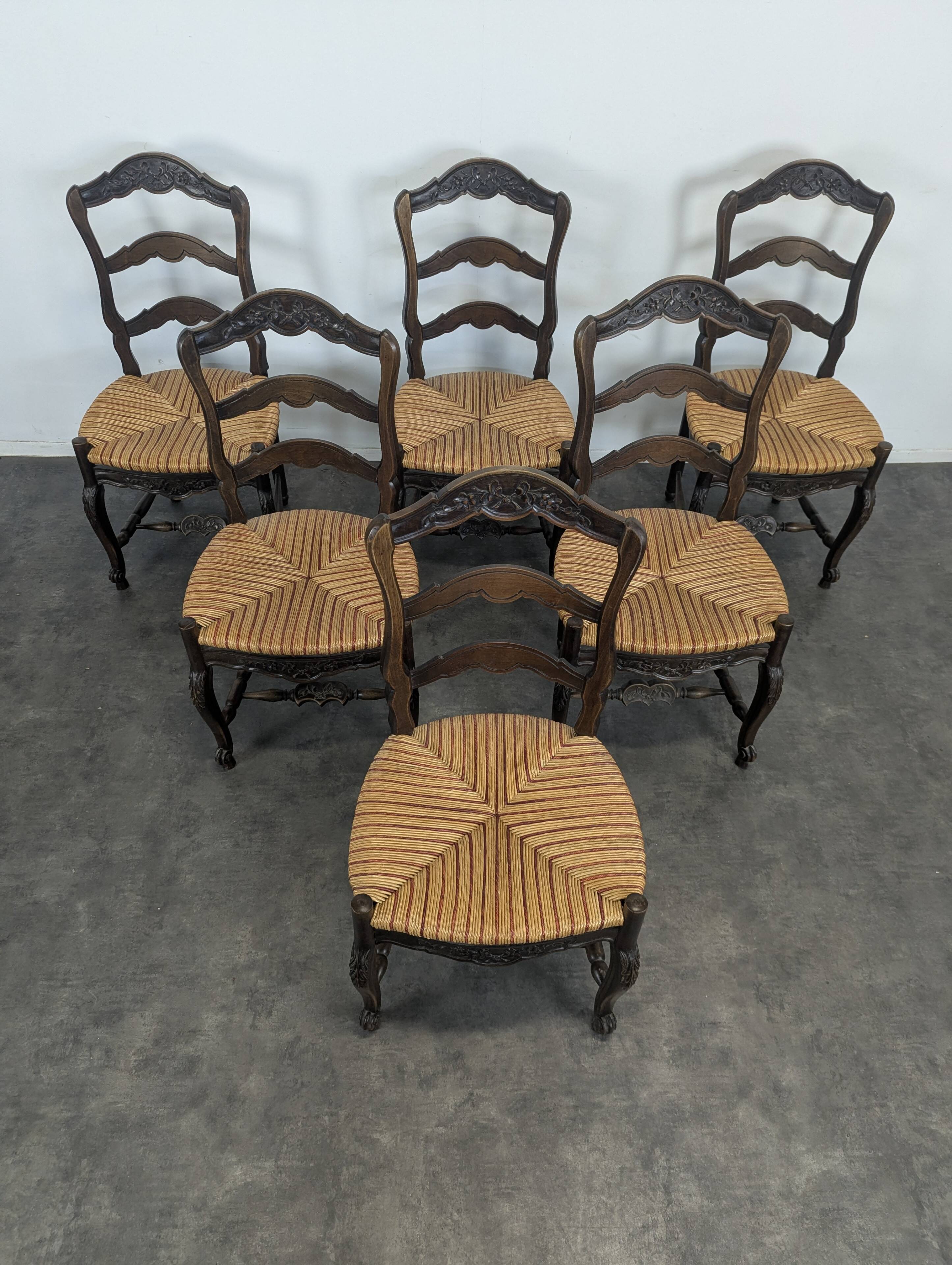 Série de 6 larges chaises de style Provençal en Noyer sculté
