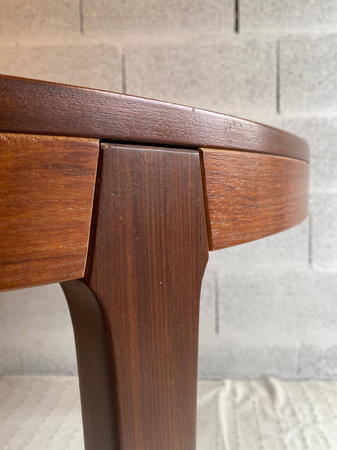 Scandinavian round table