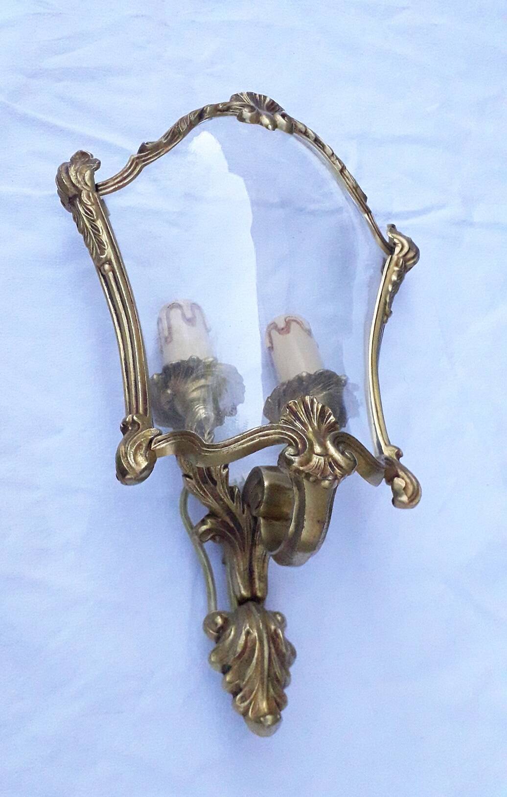 Paire d'appliques en bronze et verre