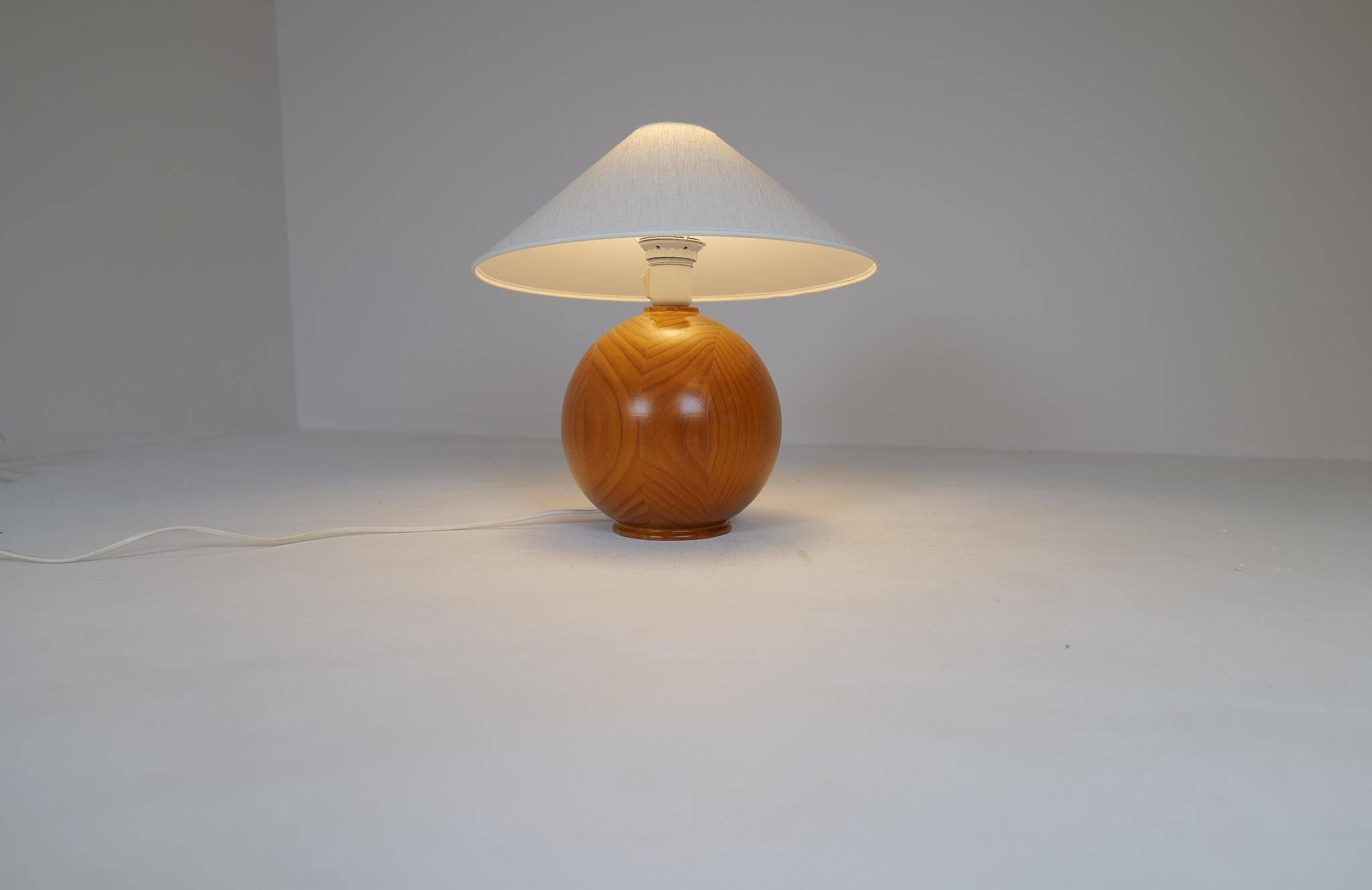 Mid-century modern sculptural table lamp in solid pine, Sweden, 1970s.