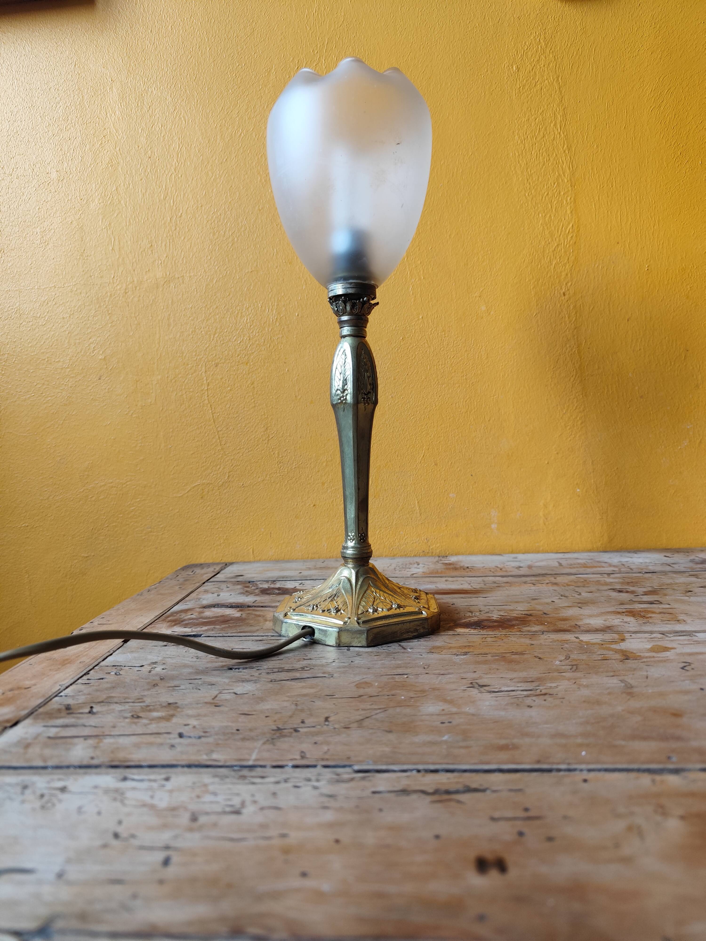 Lamp with a 19th-century chiseled bronze base and antique glass shade
