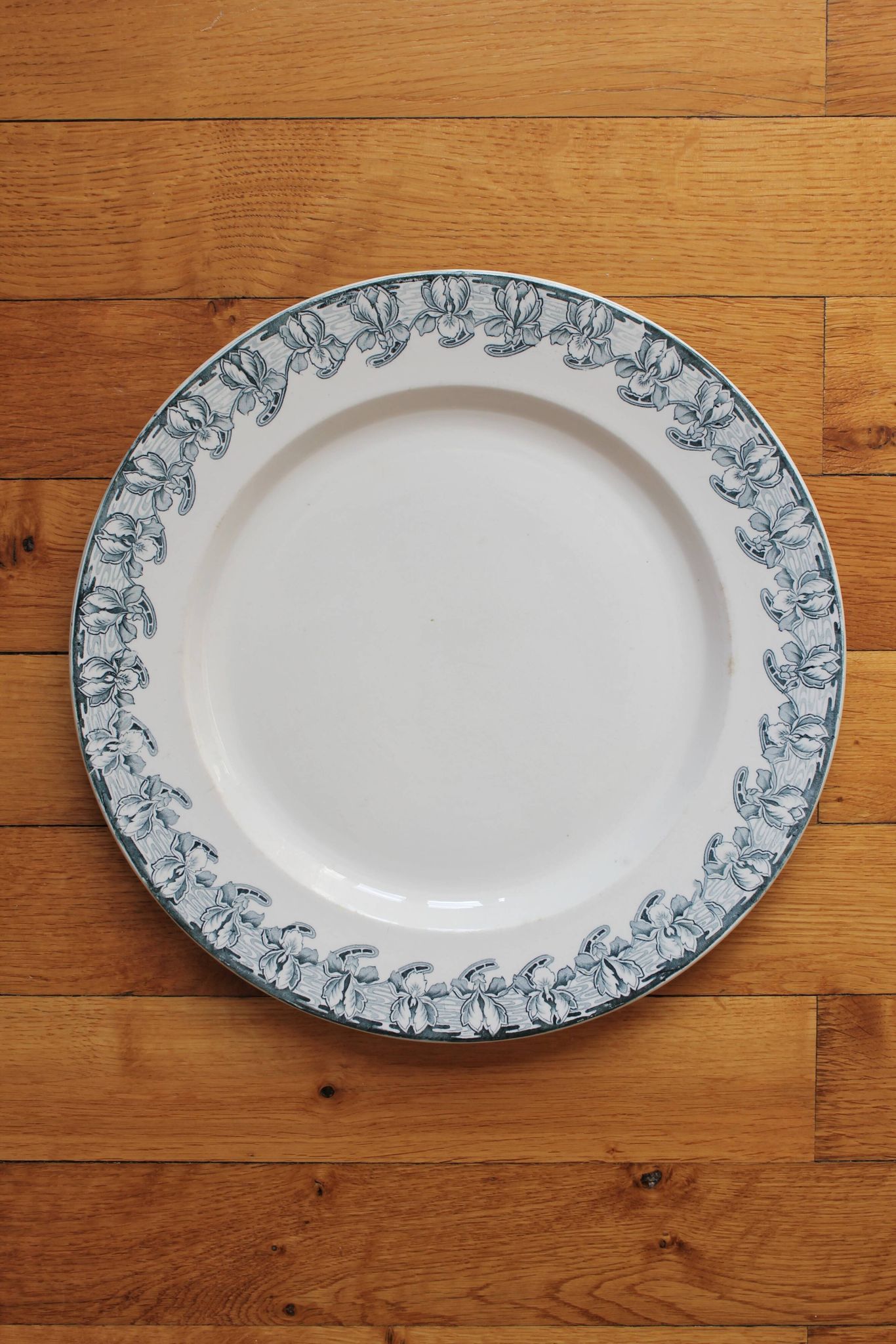 Plat rond en terre de fer décor iris Badonviller
