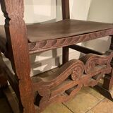 Paire fauteuils colonials cuir et bois sculpté