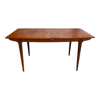 Vintage extendable dining table