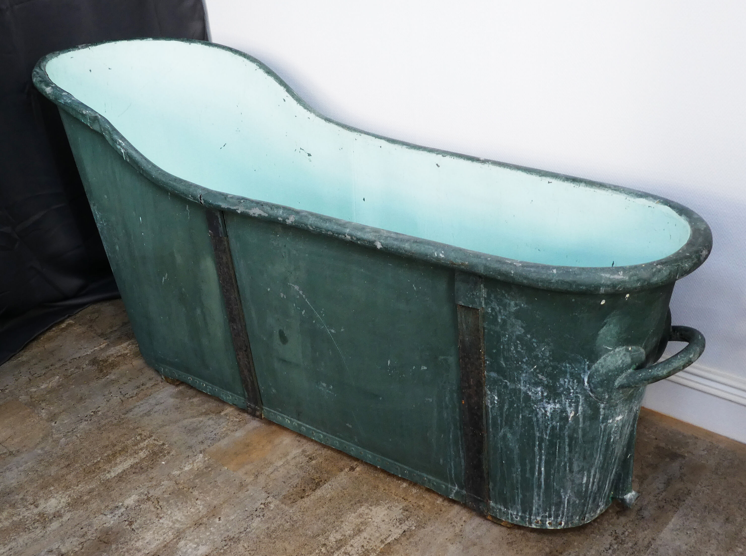 Bathtub in zinc wooden base period 19th