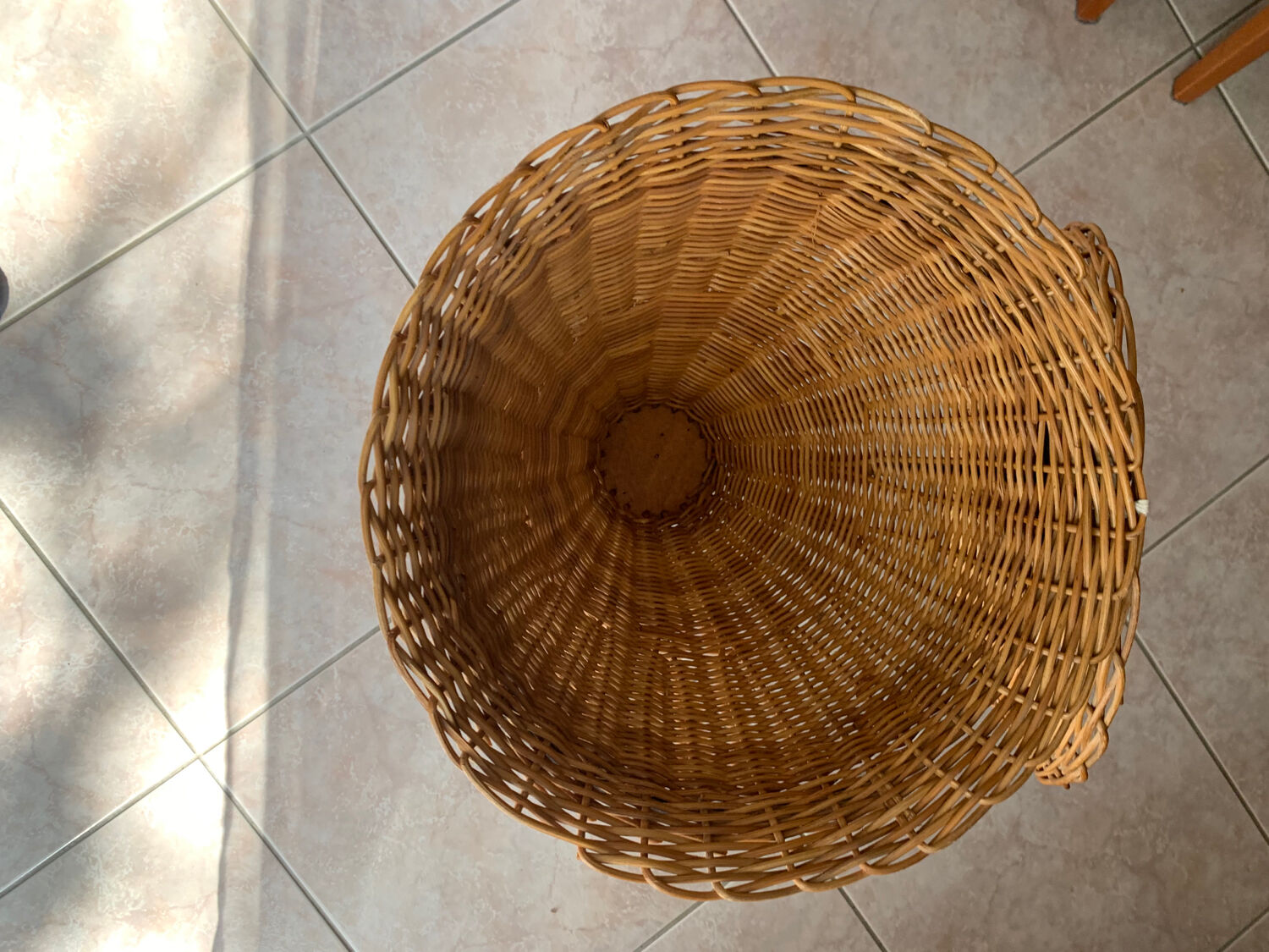 Tripod rattan worker