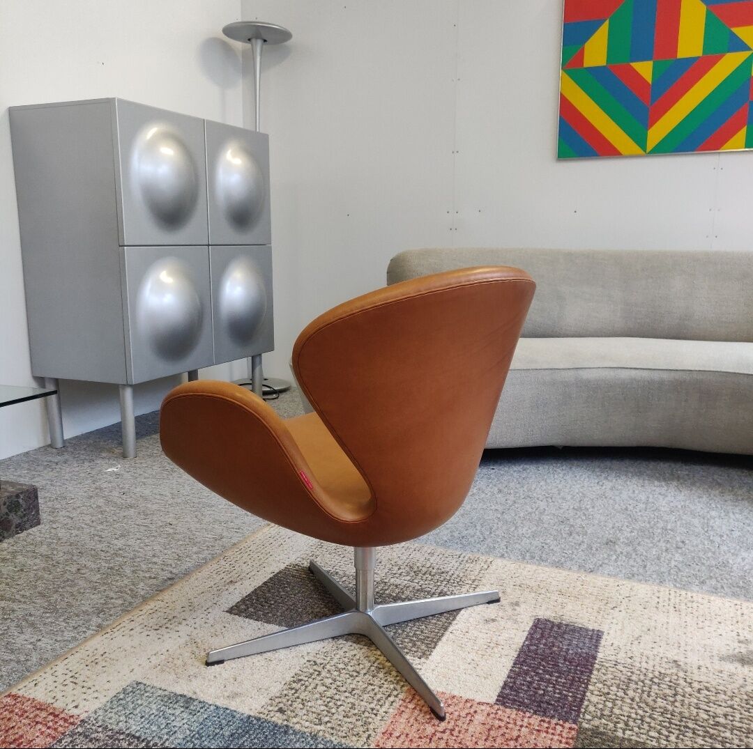 Arne Jacobsen Swan chair by Fritz Hansen