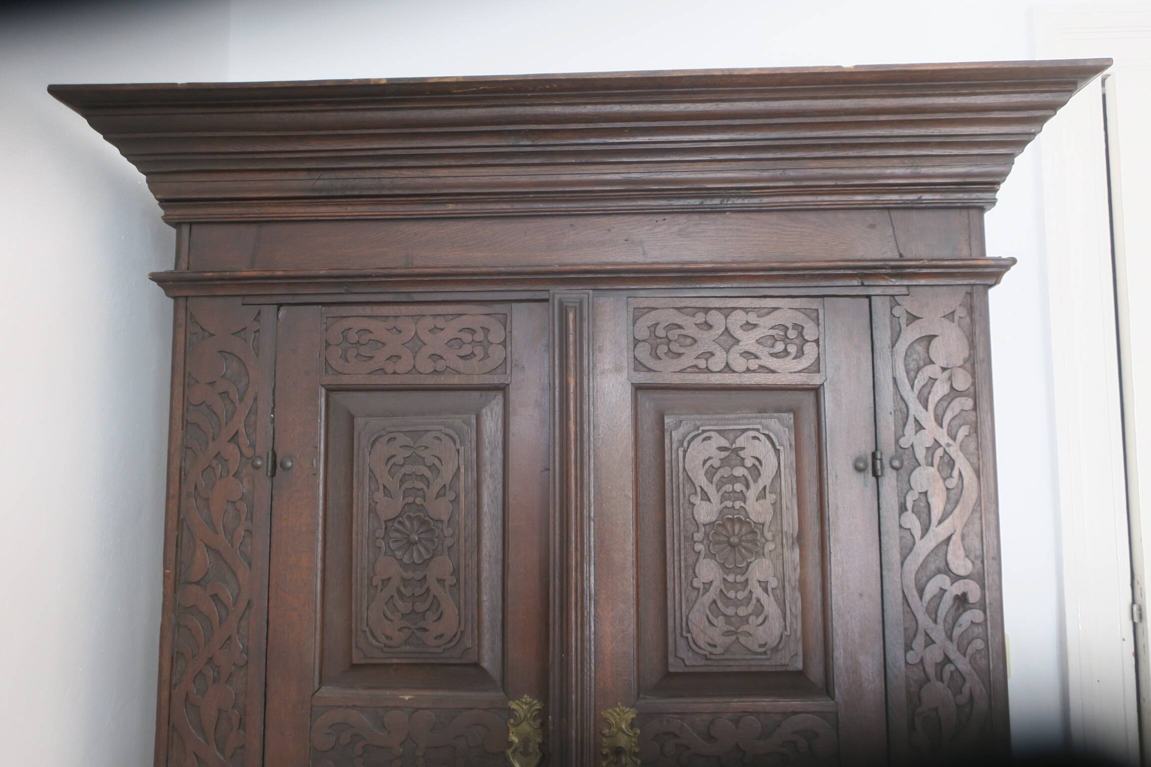 Armoire de ferme en chêne sculpté antique, 1780