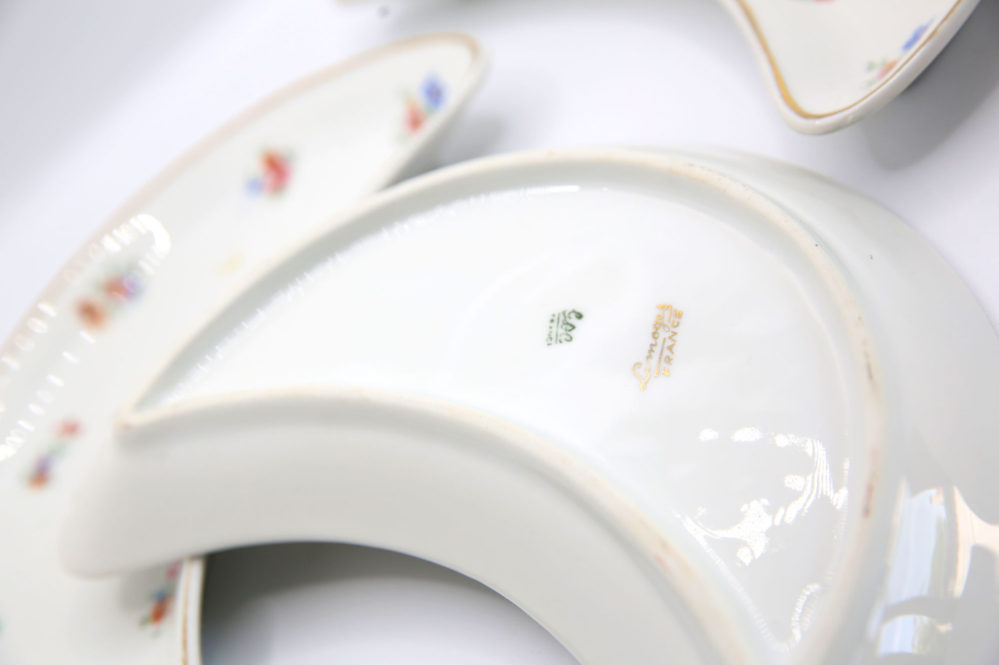 Delight moon with flower motifs and gold border in Limoges porcelain