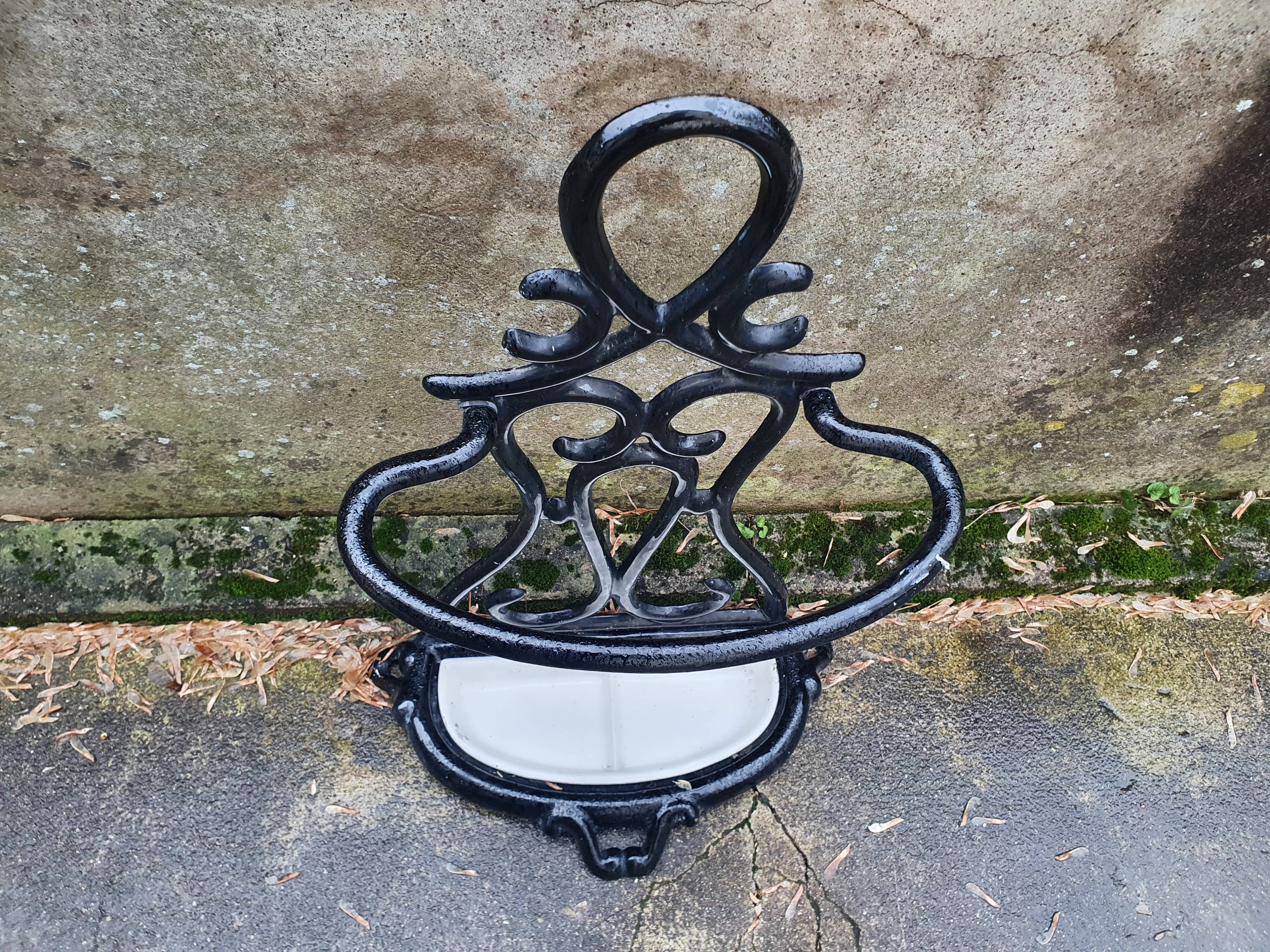 Enamelled cast iron umbrella rod holder