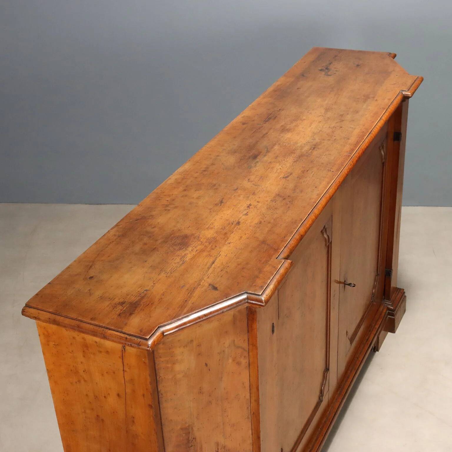 Ancient baroque buffet in walnut, Italy, 18th century