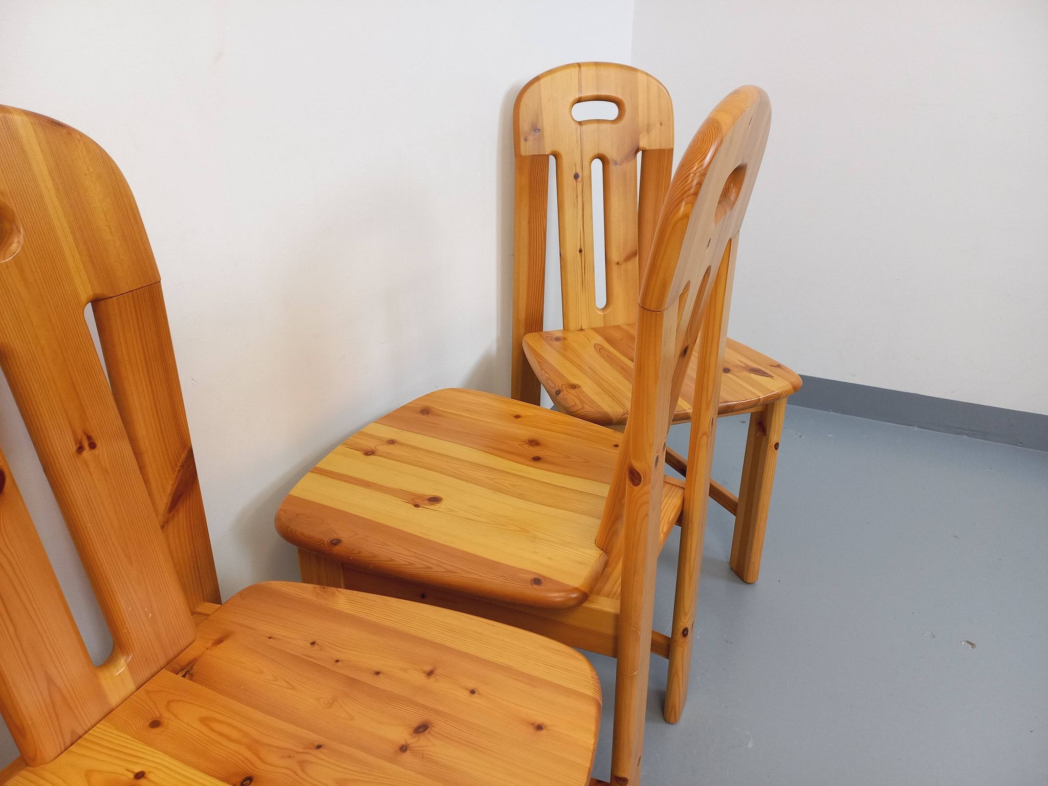 Suite de 4 chaises vintage en pin des années 70 80