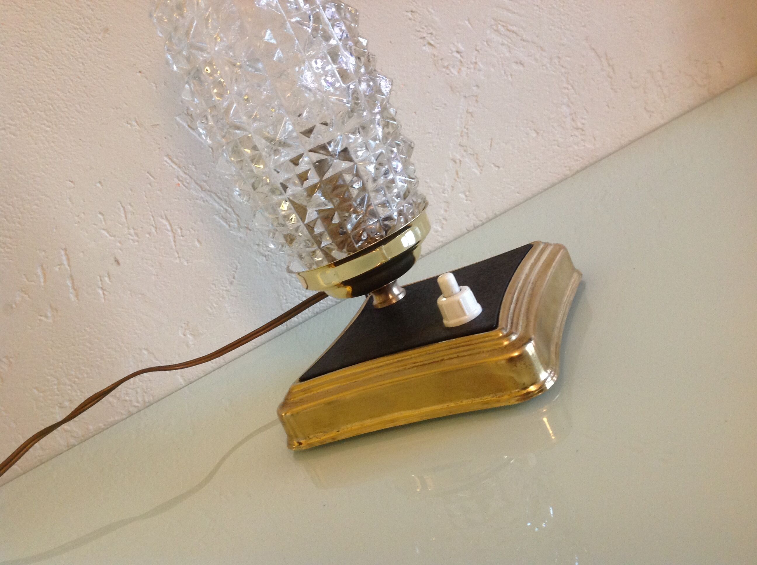 Lampe de chevet verre tulipe structuré et socle laiton / vintage années 50-60