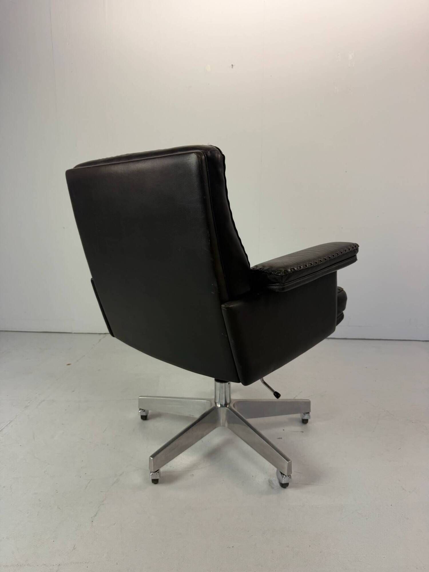 Vintage Leather Swivel Armchair De Sede DS 35, Switzerland, 1970s