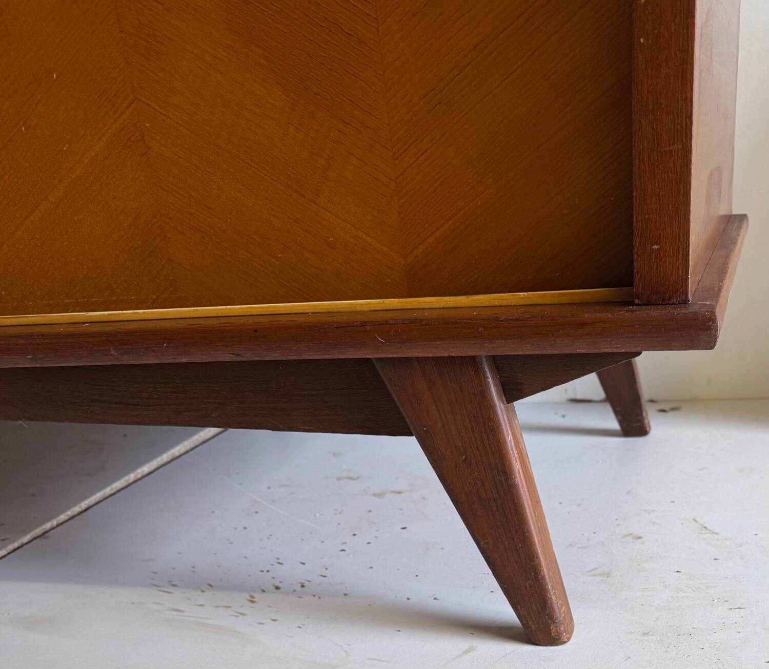 Armoire vintage à pieds compas