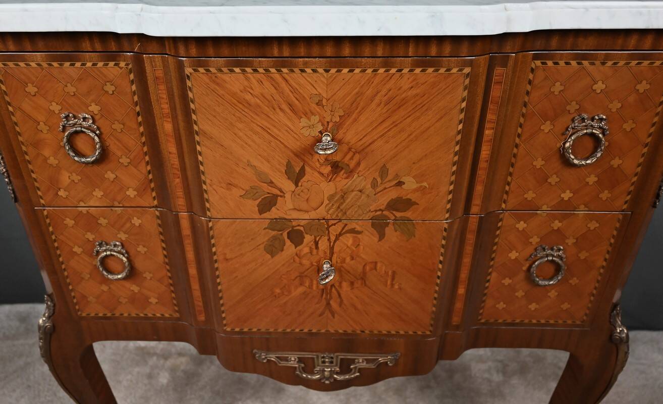 Commode sauteuse en marqueterie, style Transition Louis XV - Louis XVI – milieu XXe