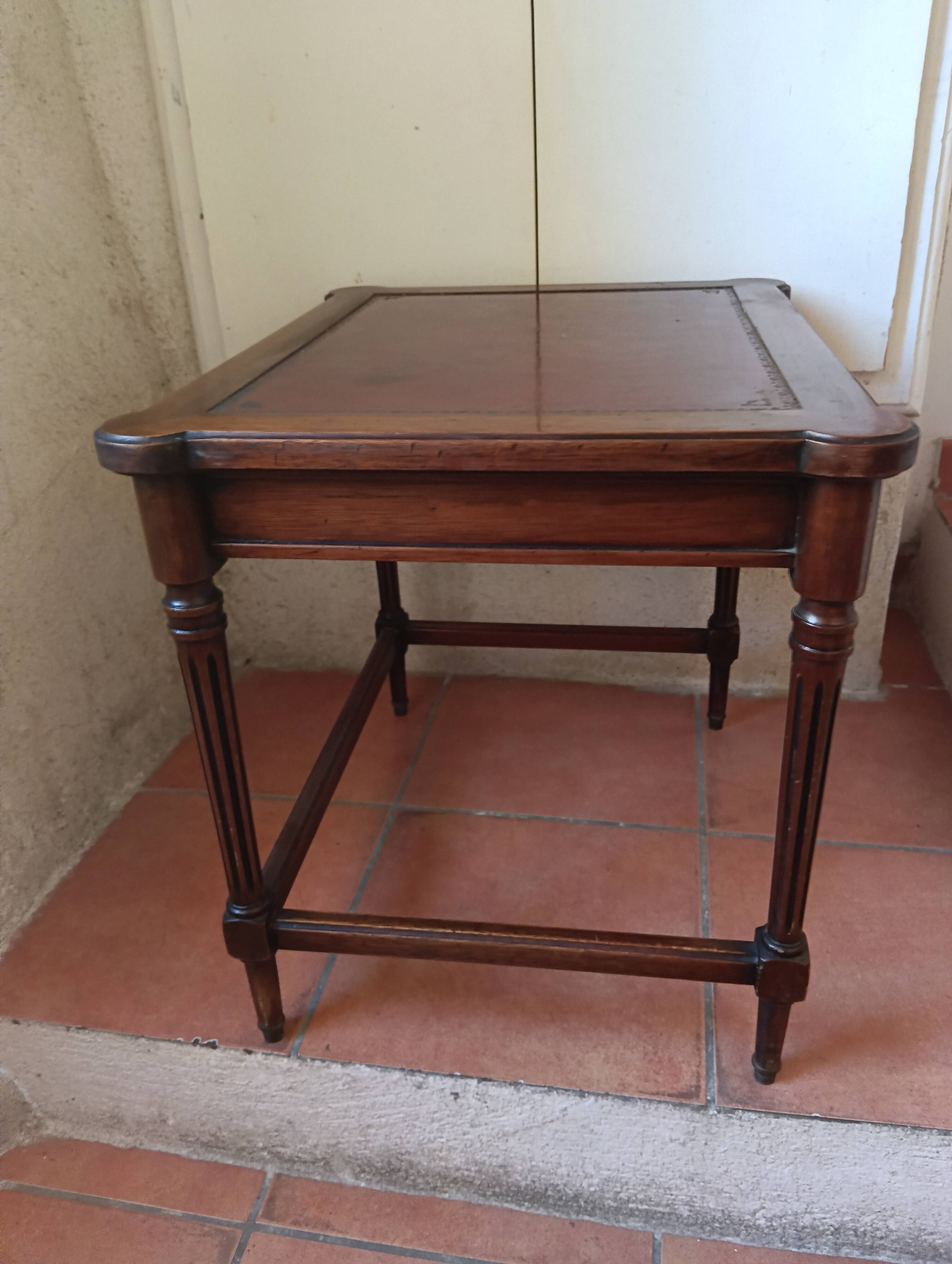 Nesting table set