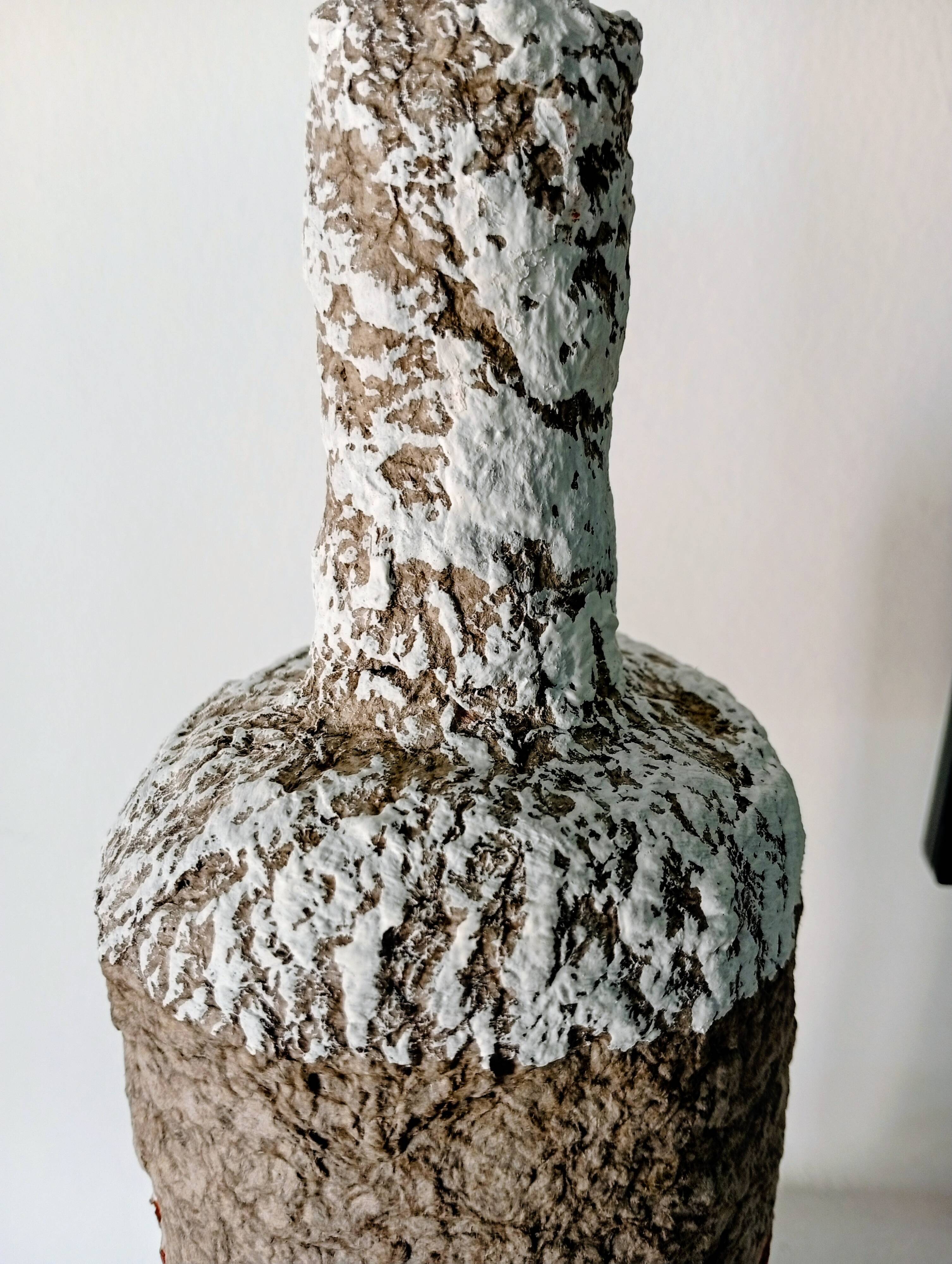 Sculptural vase with a mineral Boho spirit.