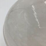 Globe blanc en verre de Clichy