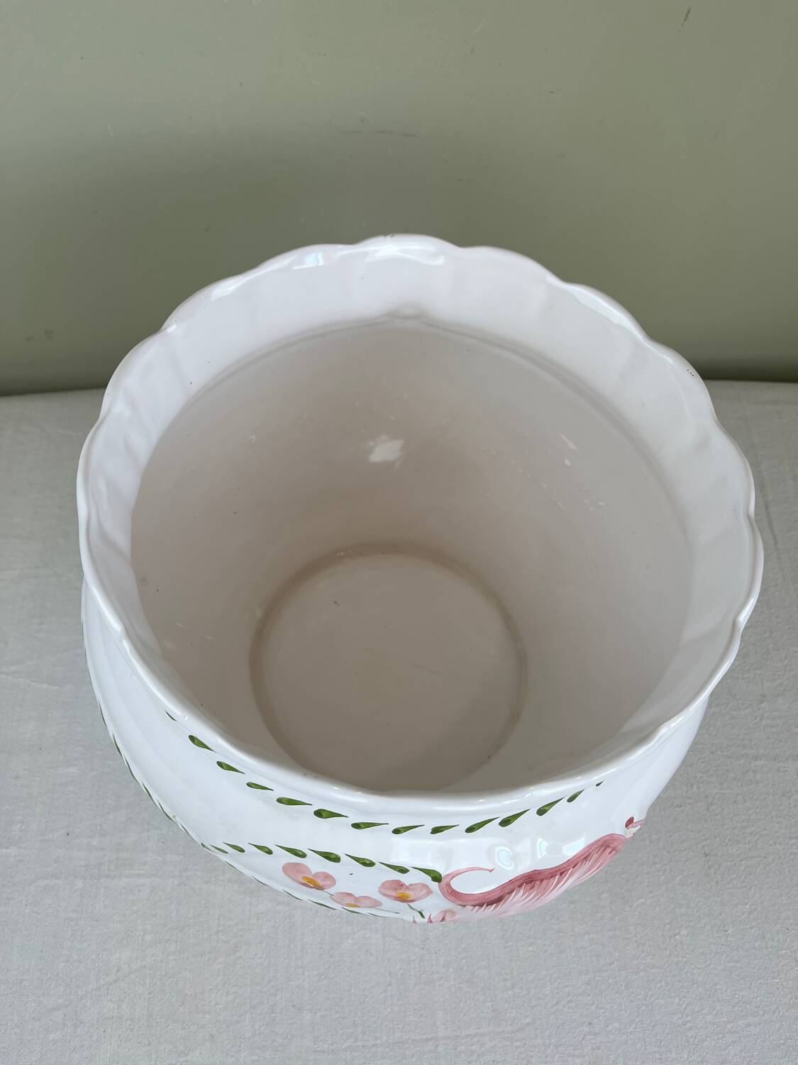 Large ceramic cache-pot