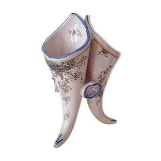 Vase bouquetiere has 3 cones