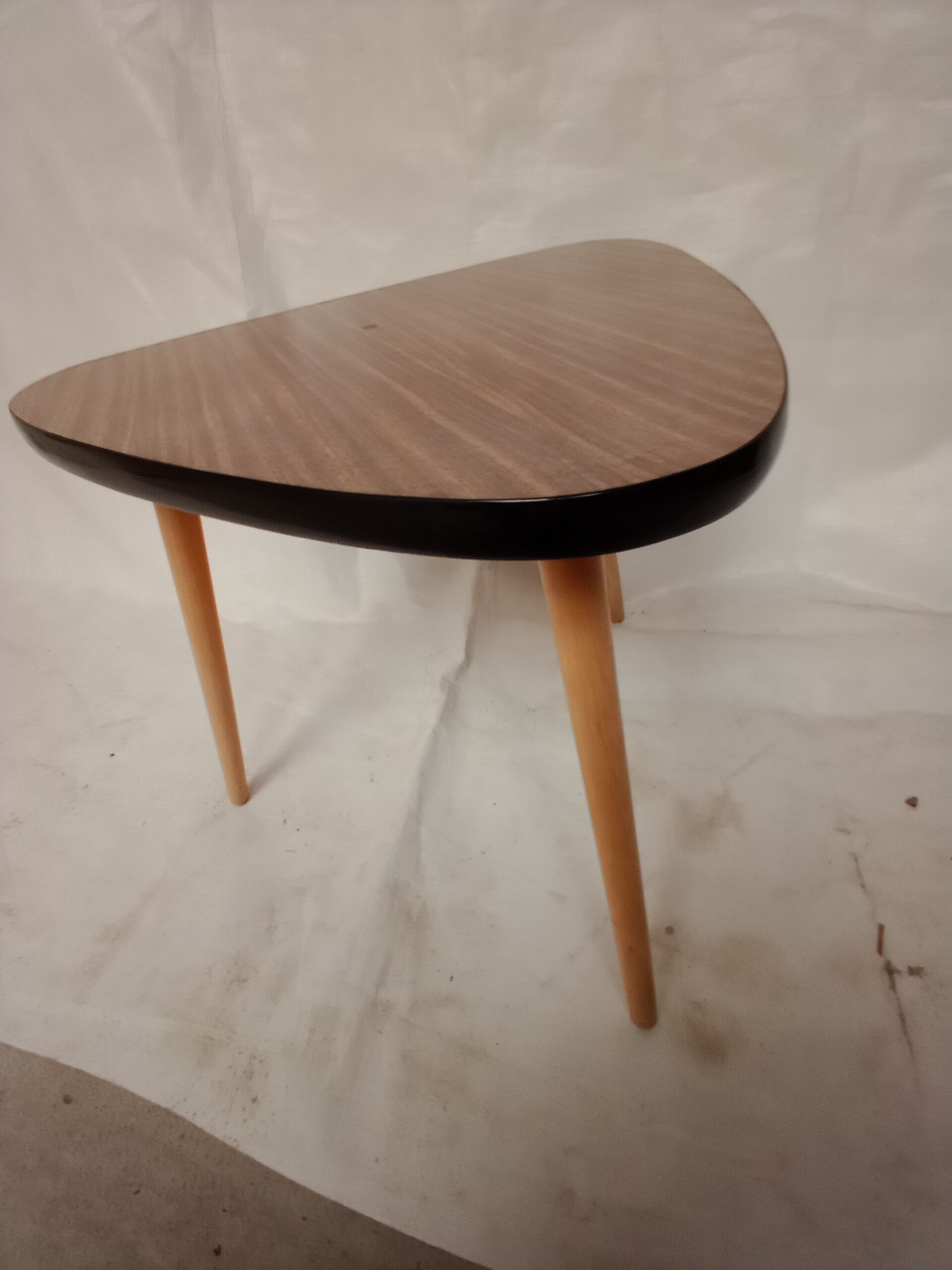 Tripod table