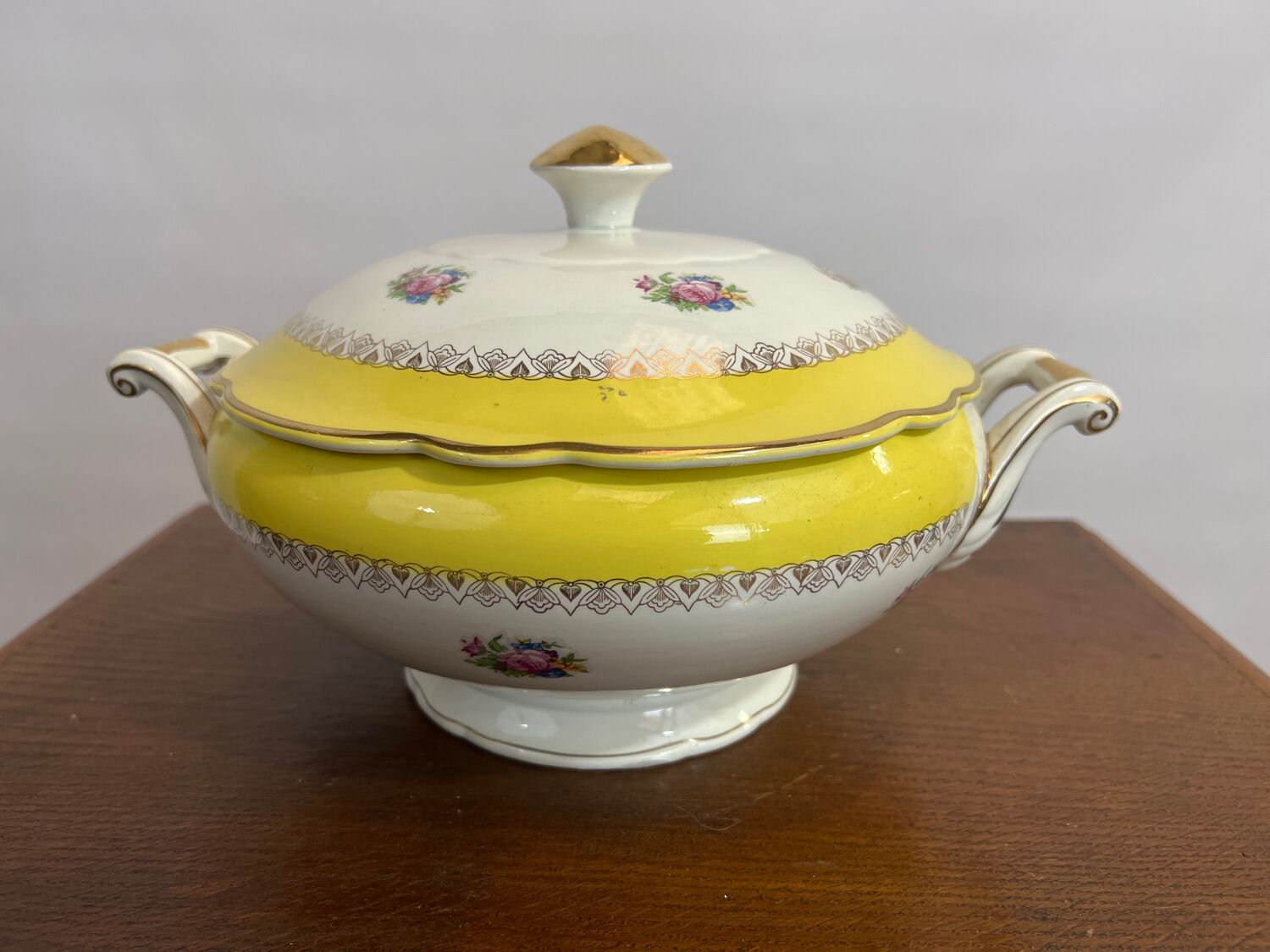 Yellow and white Sarreguemines digoin tureen