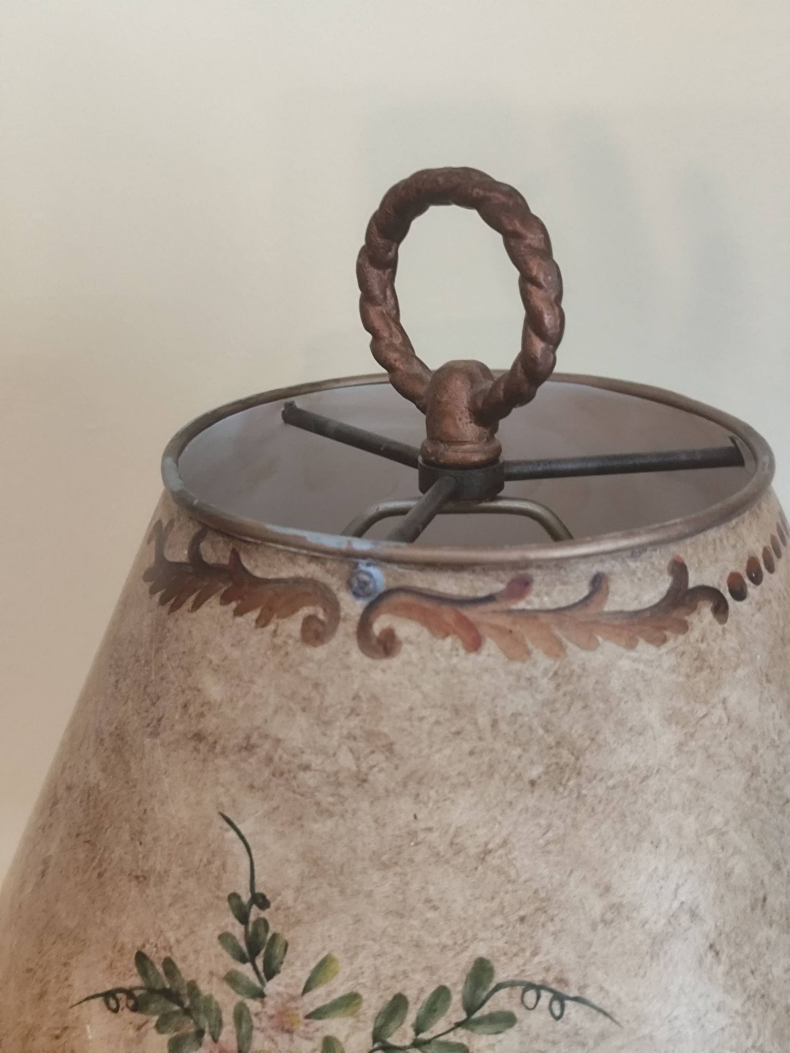 Grande lampe pagode peinte motifs floraux et abat jour métal