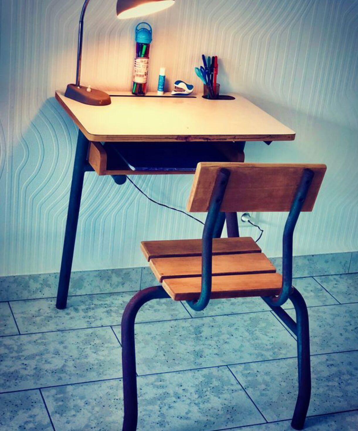 Bureau d’écolier ancien pour enfant en formica