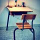 Bureau d’écolier ancien pour enfant en formica