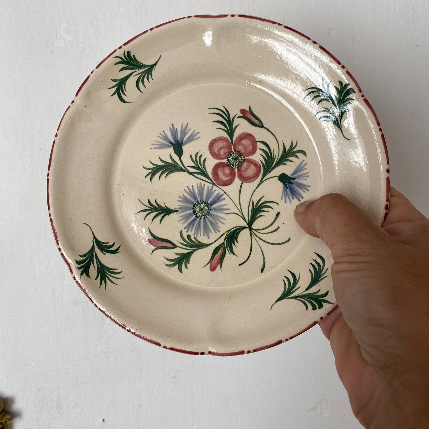 Dessert plates in faience from Desvres, hand-decorated.