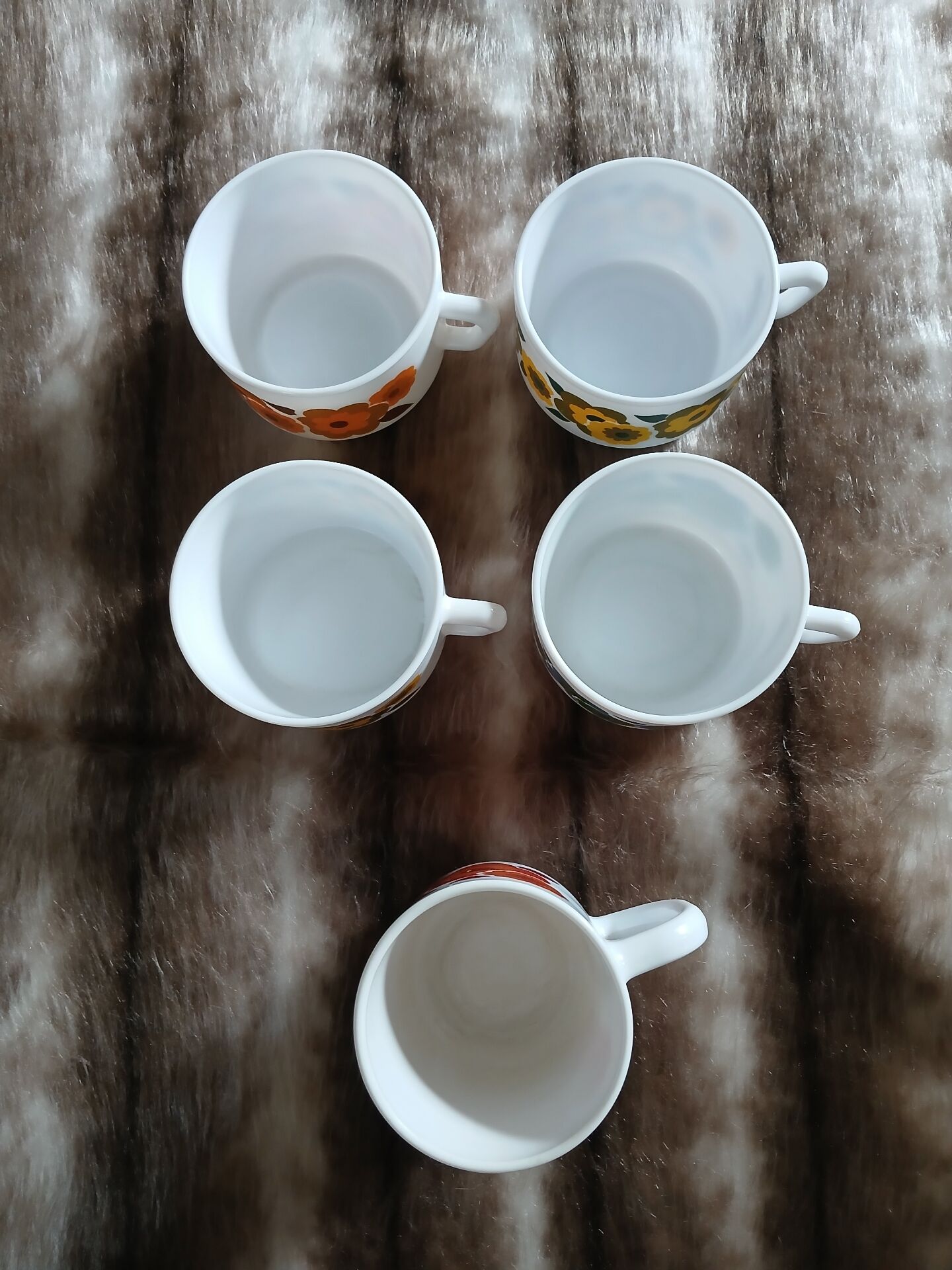 5 vintage cups in Arcopal/Lotus