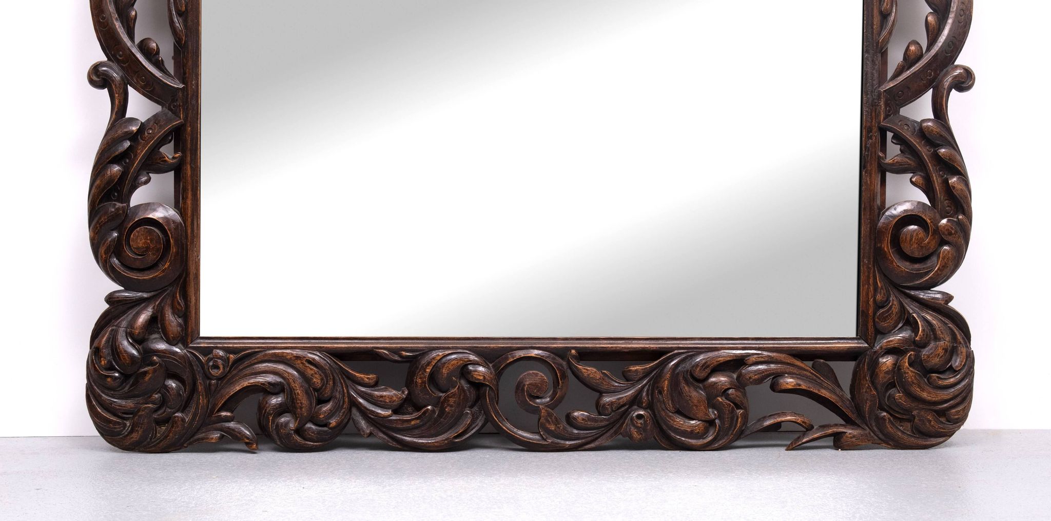 Miroir monumental ancien du XVIIIe siècle en chêne, orné d'un chérubin, de Hollande.