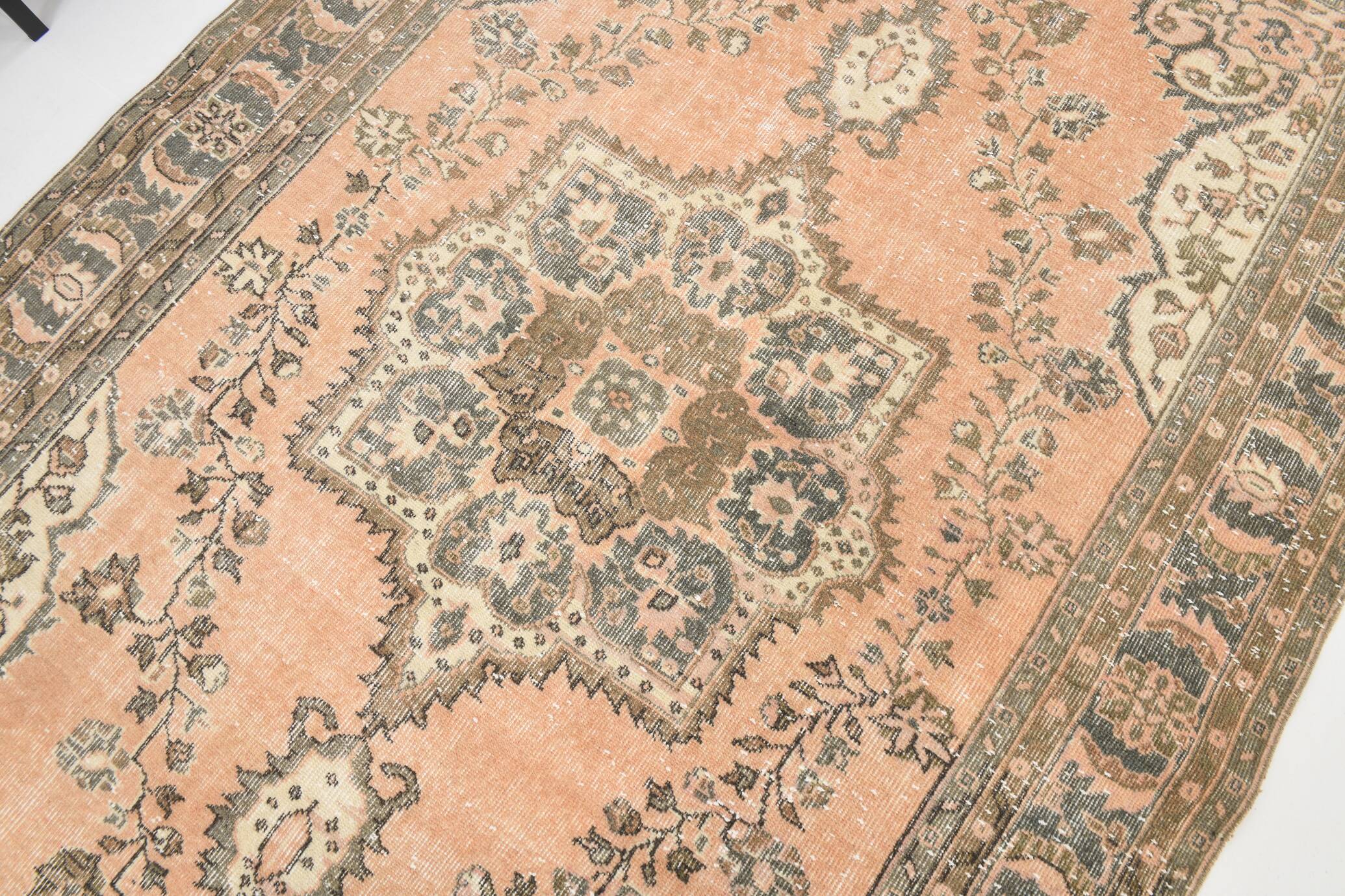 Tapis persan vintage saumon et ivoire, médaillon floral noué main,182x284Cm