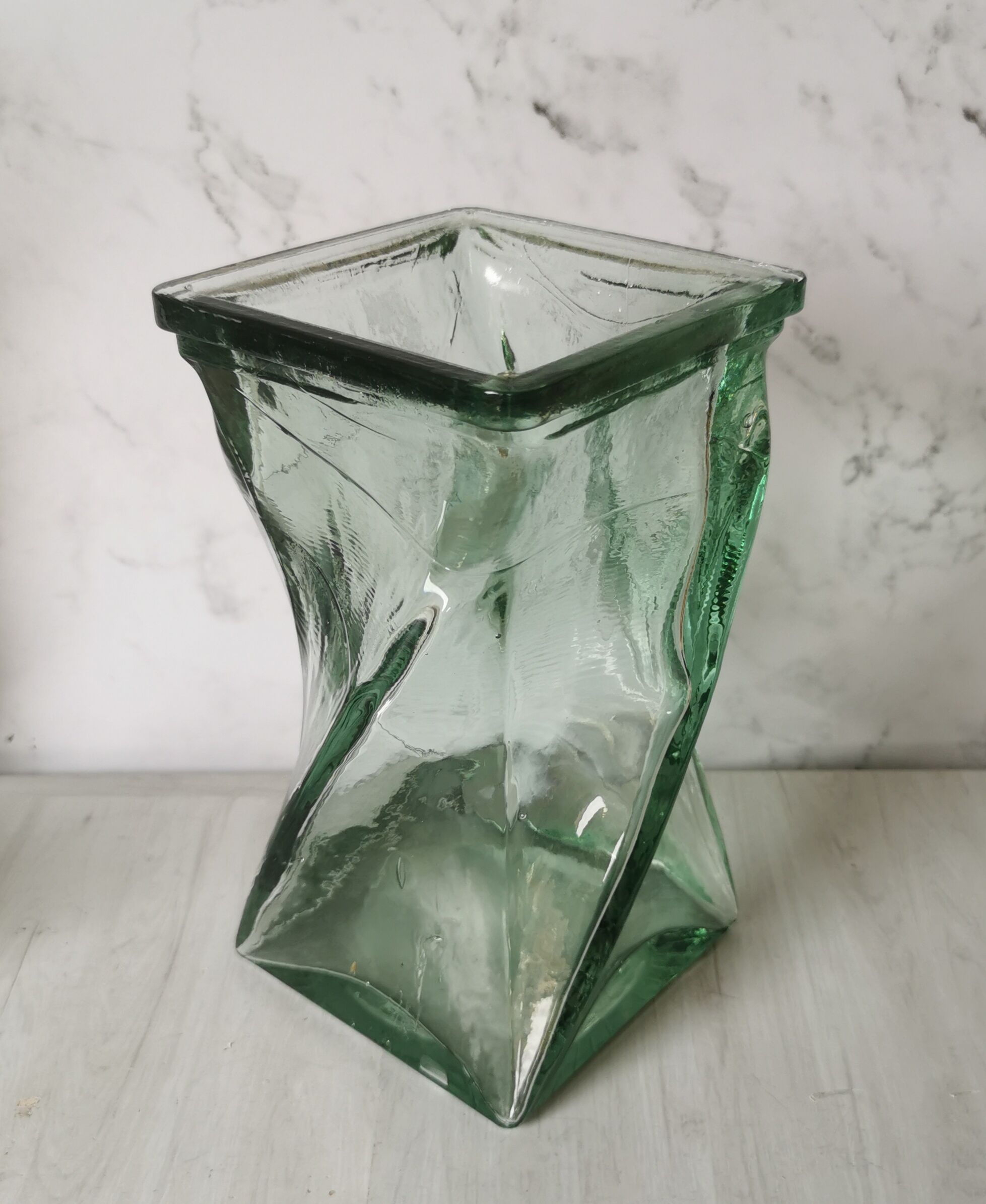 Vase design verre torsadé