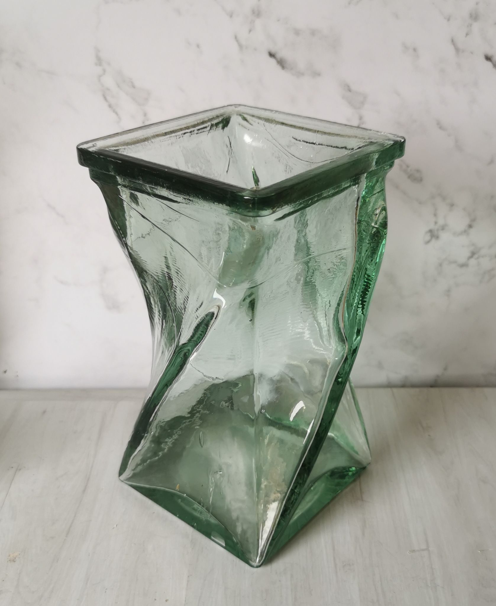 Vase design verre torsadé