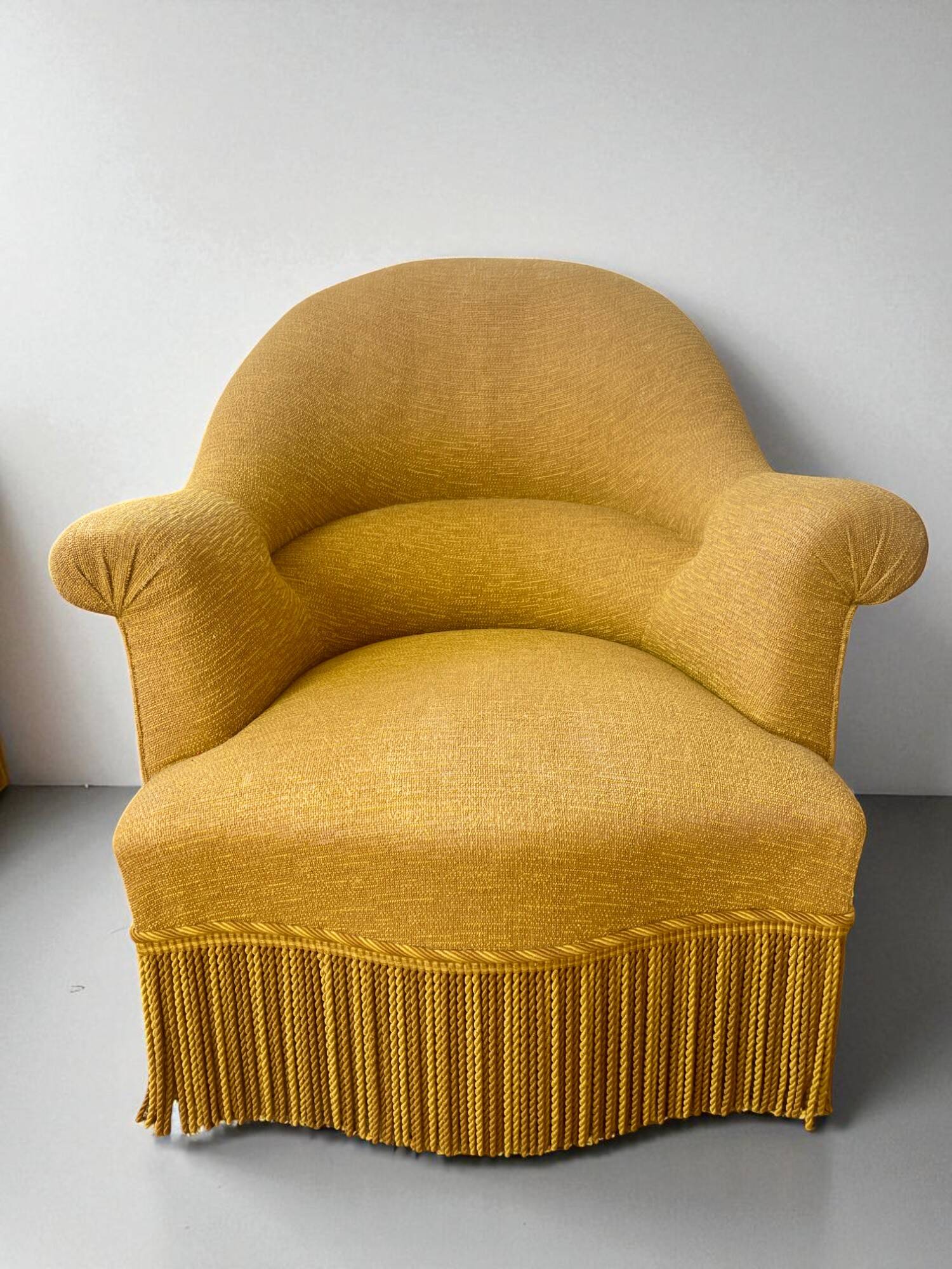 Fauteuil crapaud en tissu jaune