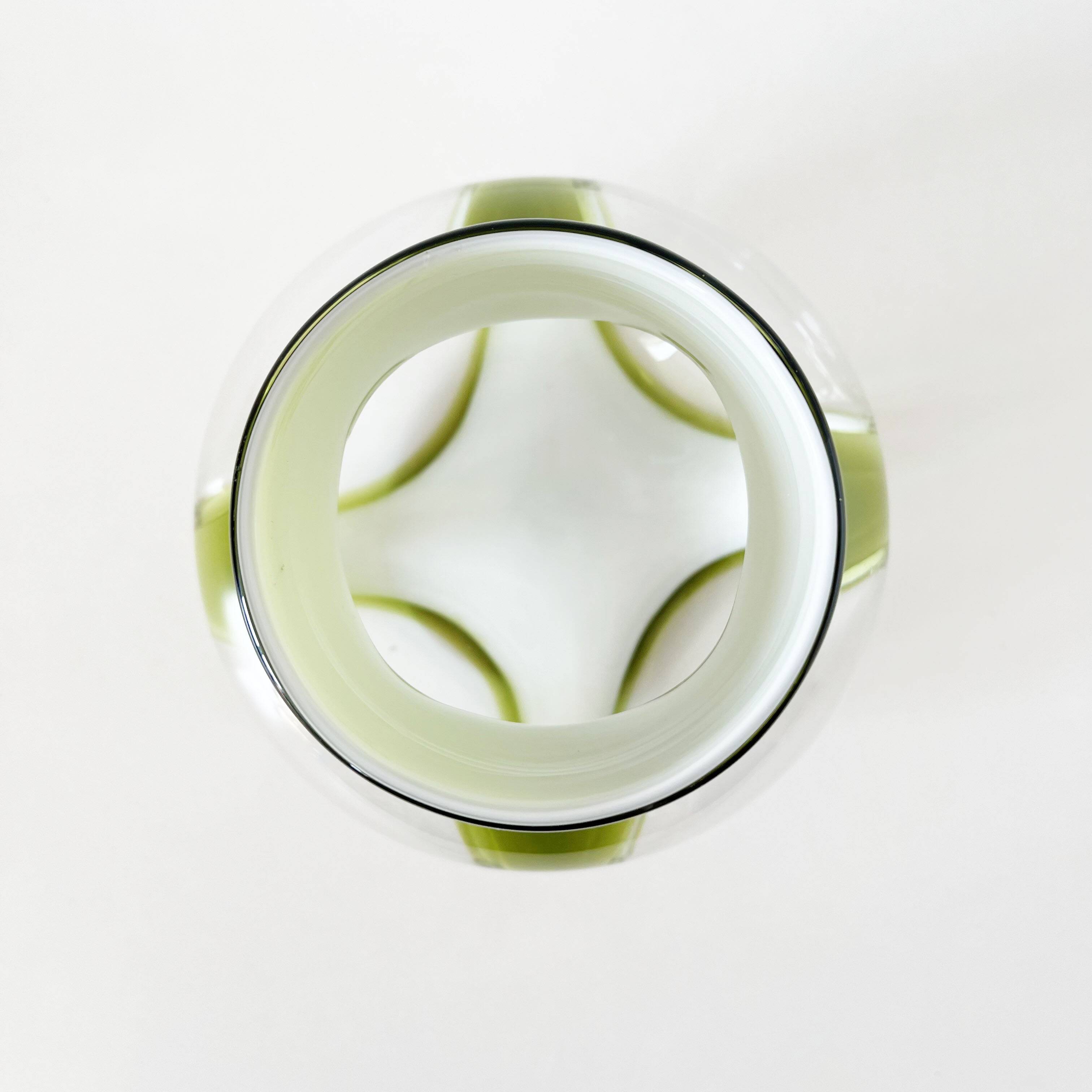 Vase en verre soufflé et opaline vert vintage 1960