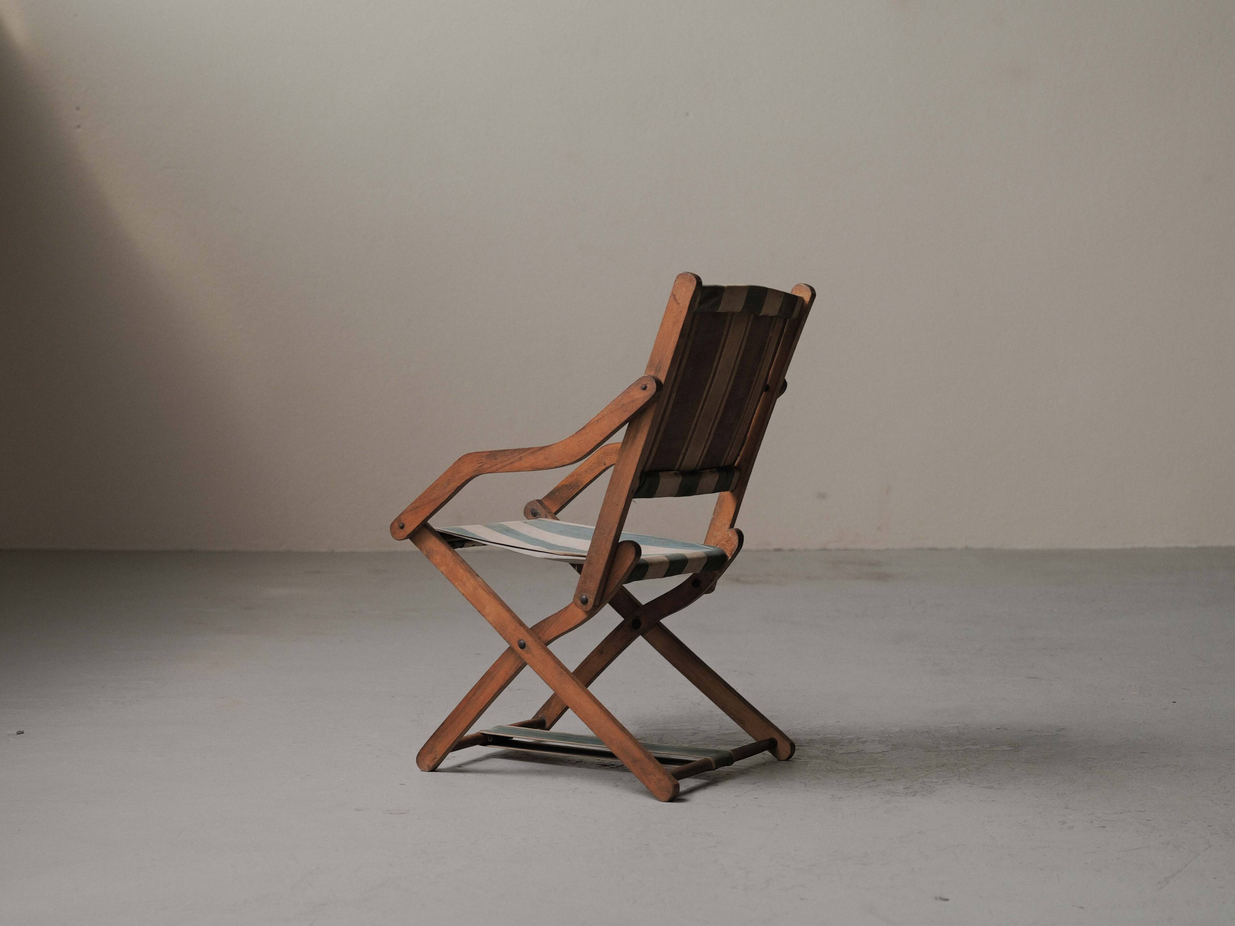 Foldable chair in solid wood and striped fabric, circa 1900.