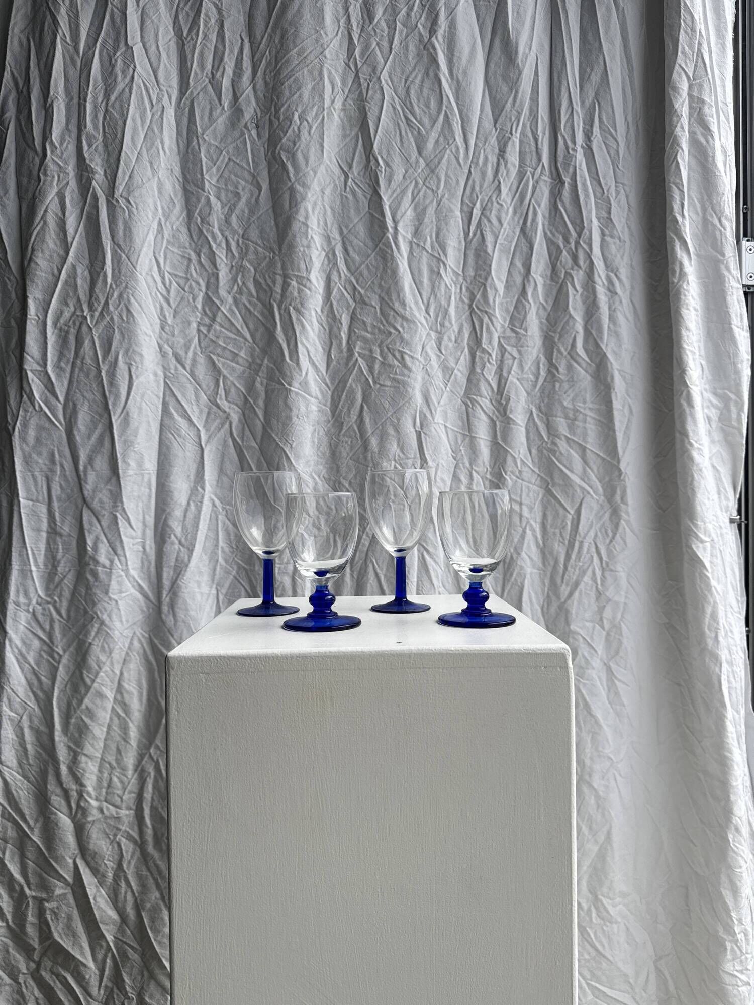 Set of 2 small king-shaped stemmed glasses and 2 small ball-shaped stemmed glasses