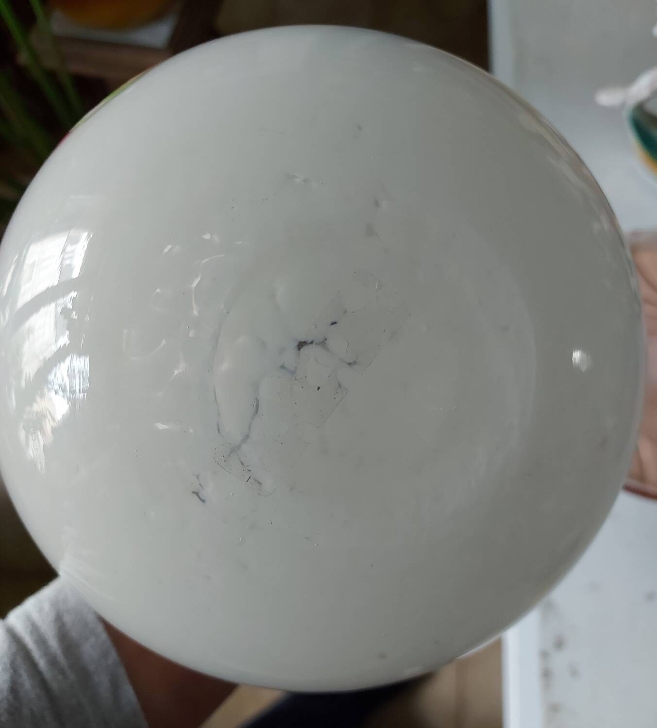 Vase boule en Opaline blanche pop art de Florence