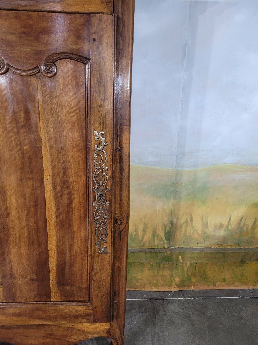 Small walnut bonnetière from the early 19th century.