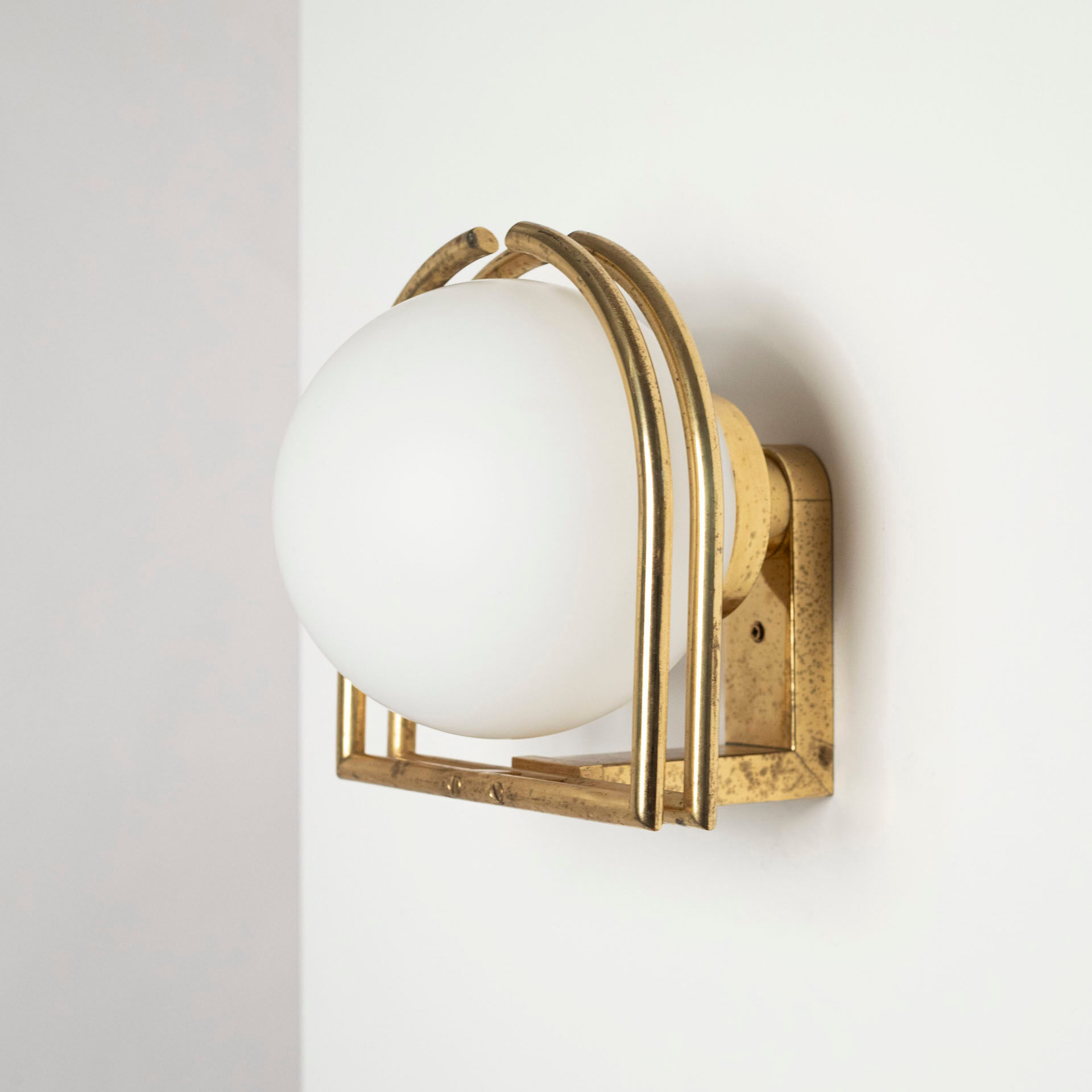 1970s wall lamp / sconce in brass and opaline glass, Italy