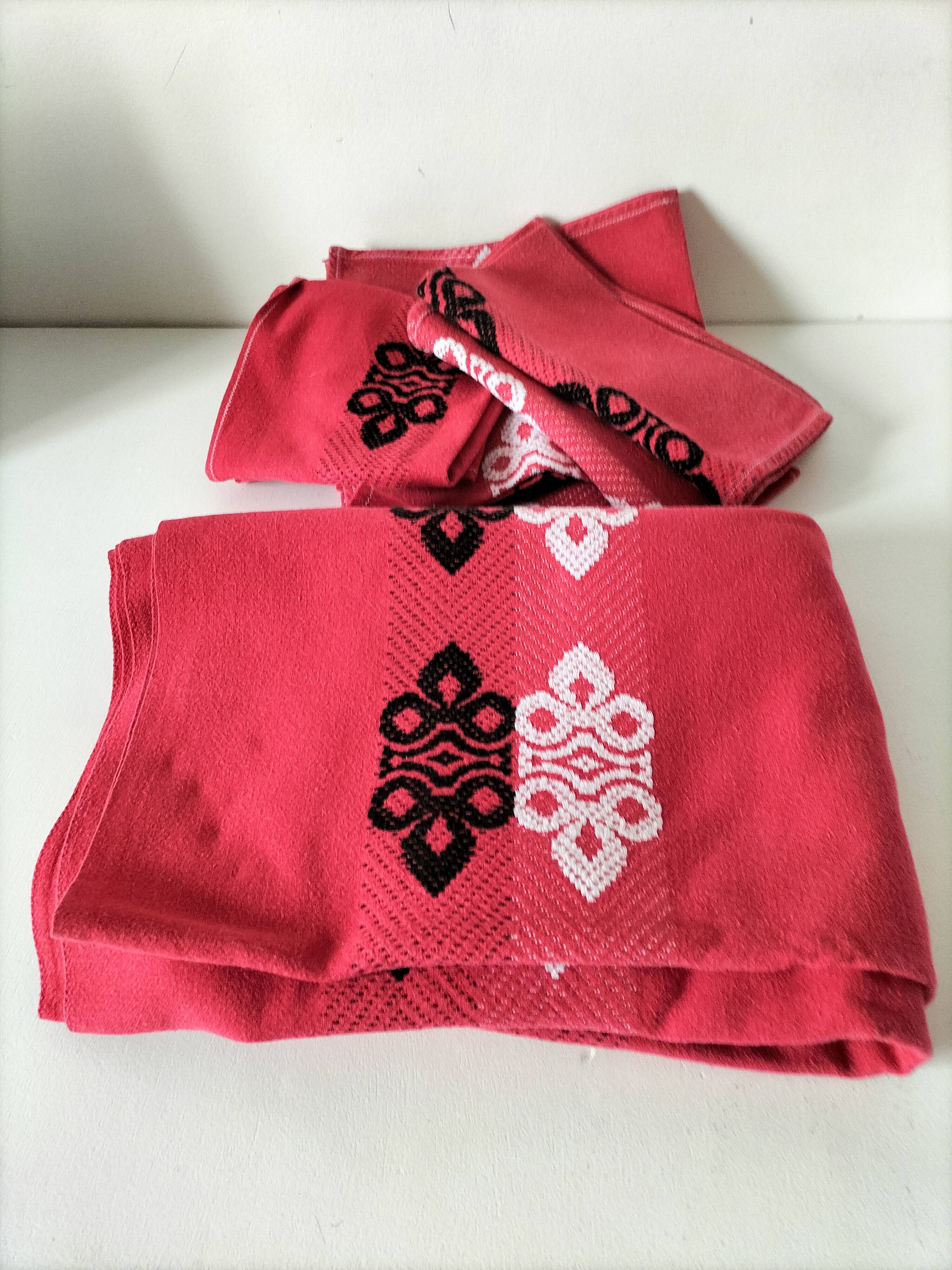 Vintage graphic red tablecloth and 8 matching napkins.