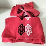 Vintage graphic red tablecloth and 8 matching napkins.