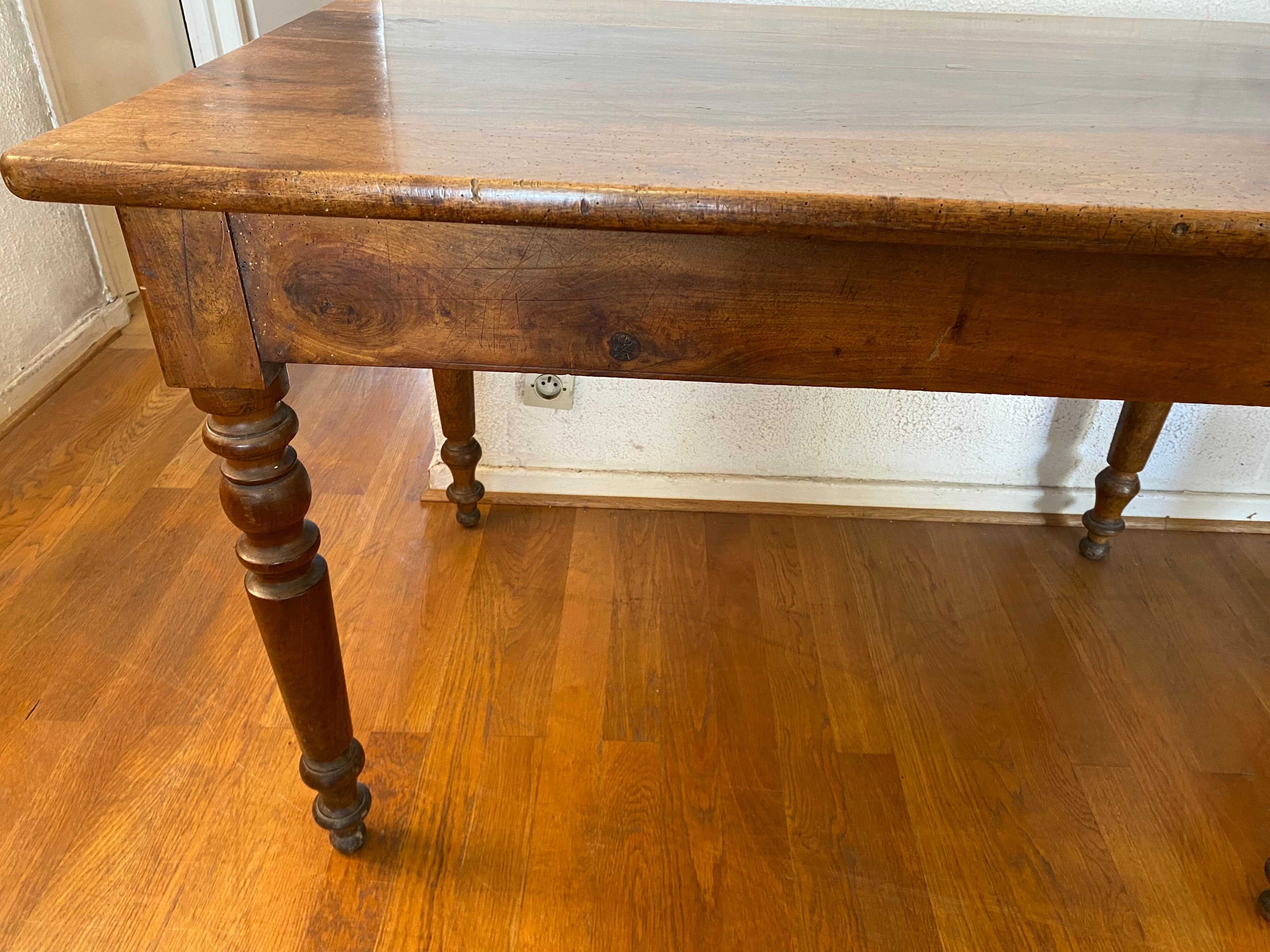 Table de bistro en noyer, pieds tournés